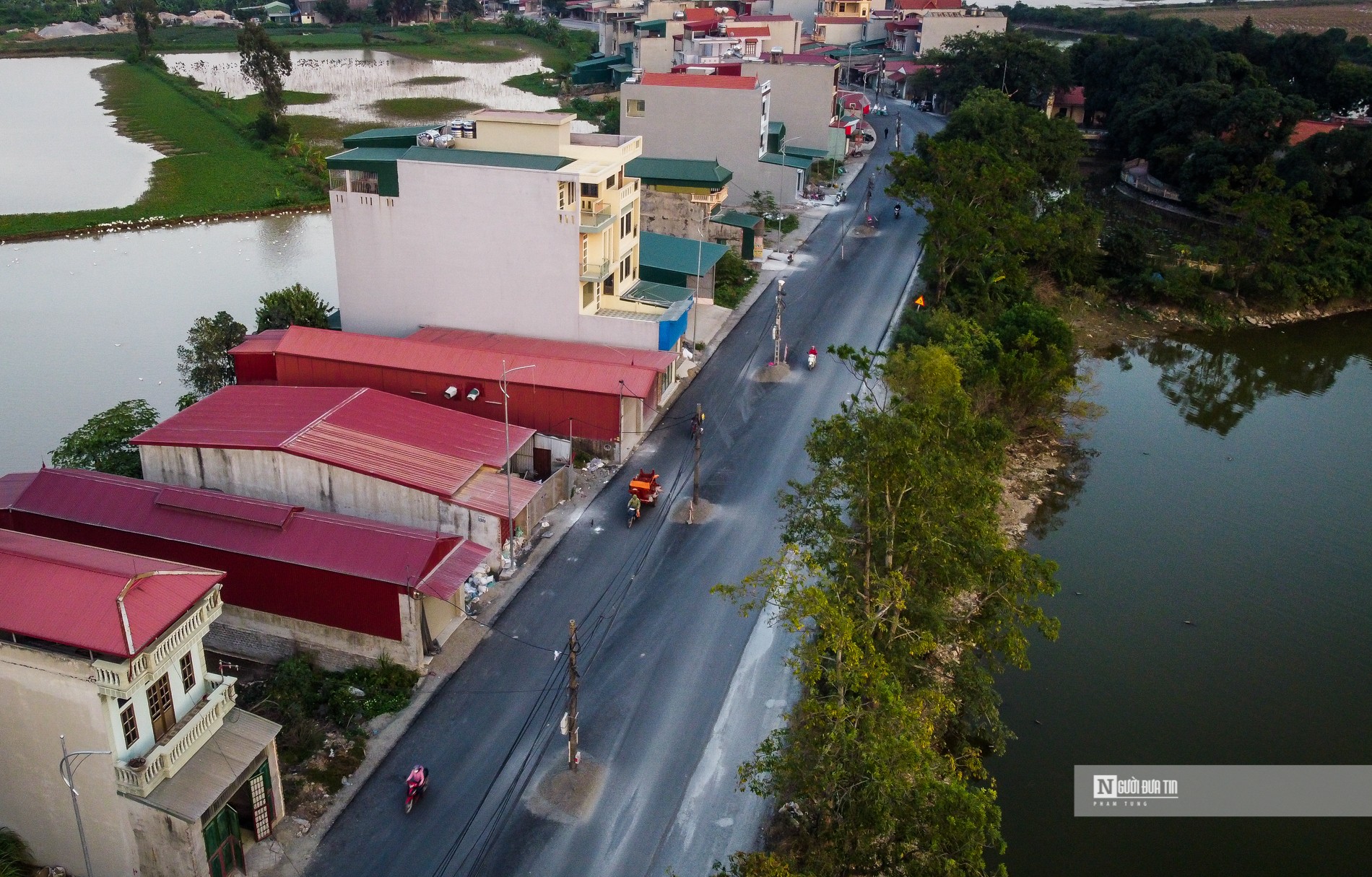 Dân sinh - Hà Nội: Hàng chục cột điện “mọc” giữa đường tỉnh lộ (Hình 2).