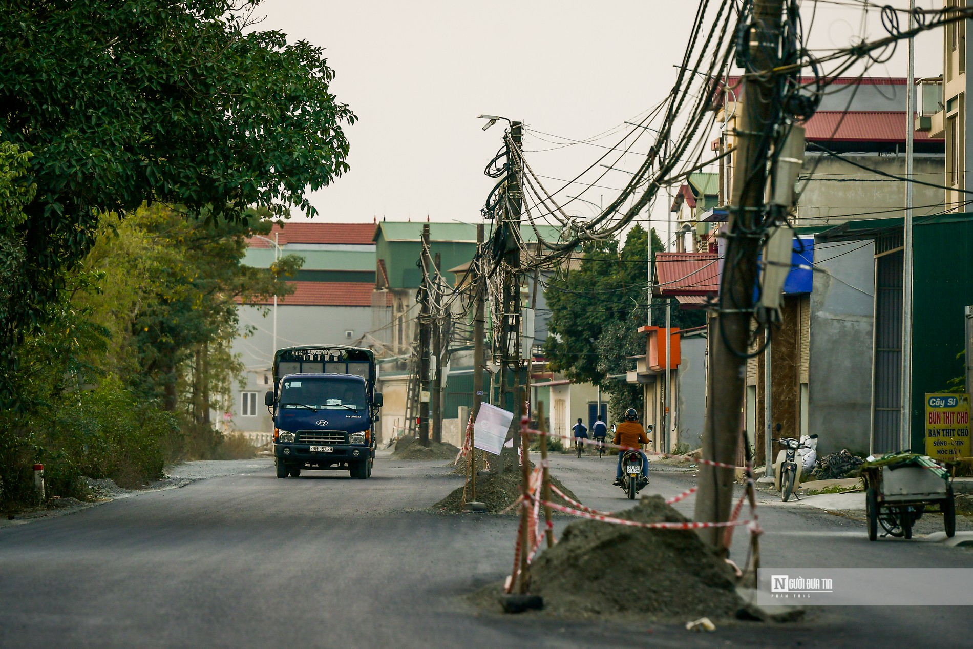 Dân sinh - Hà Nội: Hàng chục cột điện “mọc” giữa đường tỉnh lộ (Hình 10).