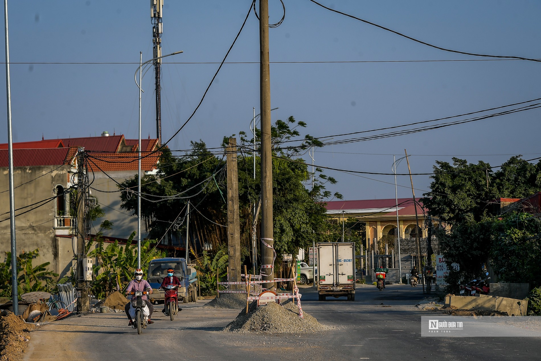 Dân sinh - Hà Nội: Hàng chục cột điện “mọc” giữa đường tỉnh lộ (Hình 8).