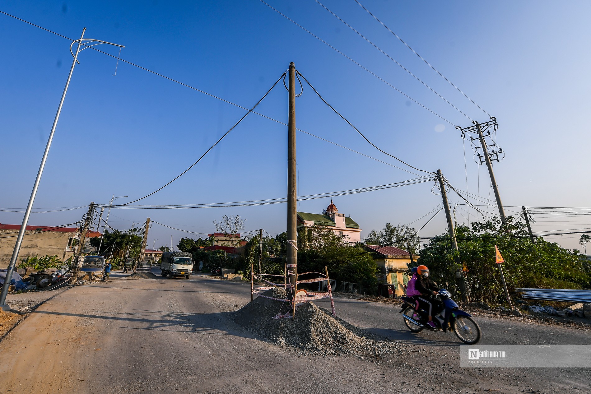 Dân sinh - Hà Nội: Hàng chục cột điện “mọc” giữa đường tỉnh lộ (Hình 9).