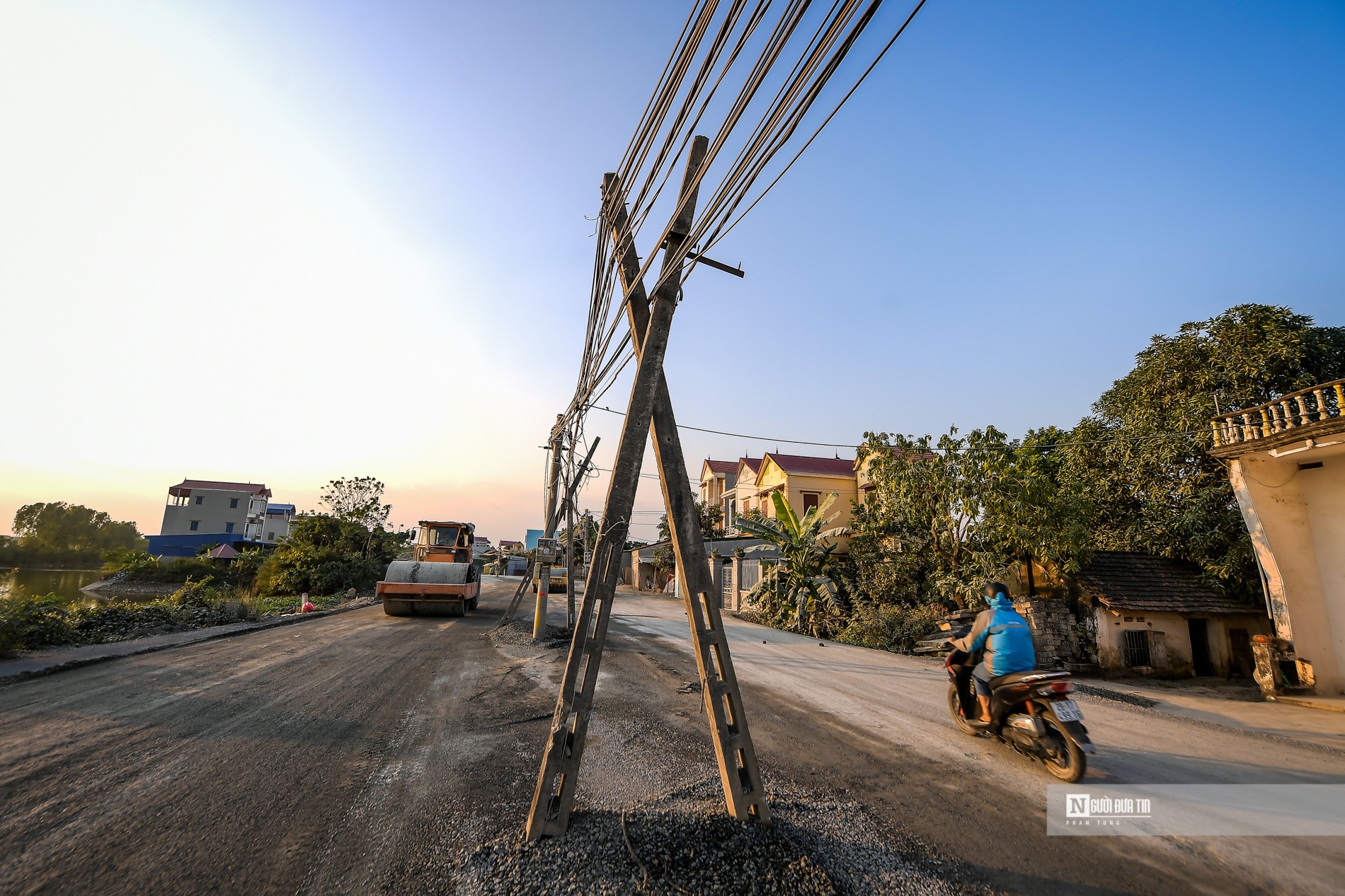 Dân sinh - Hà Nội: Hàng chục cột điện “mọc” giữa đường tỉnh lộ (Hình 3).