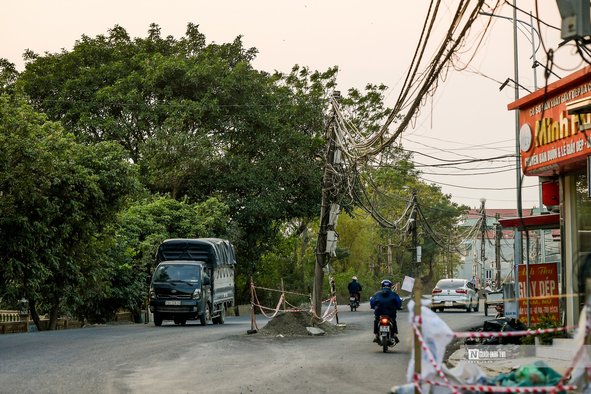 Dân sinh - Hà Nội: Hàng chục cột điện “mọc” giữa đường tỉnh lộ (Hình 7).