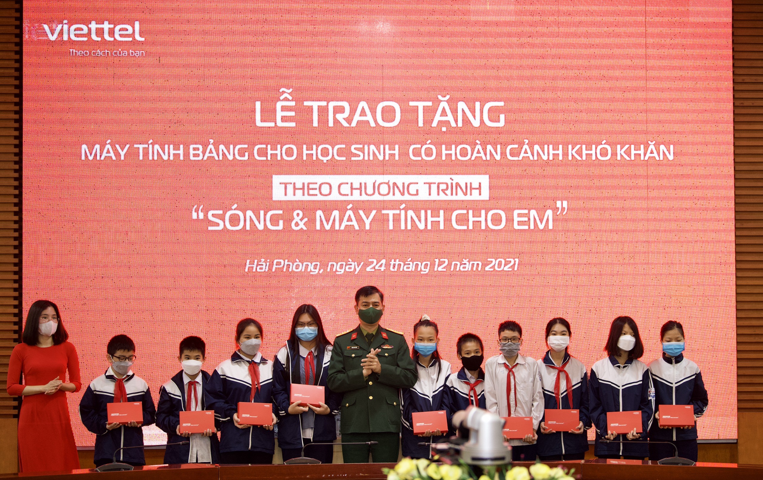 Giáo dục - Viettel trao tặng 37.000 máy tính bảng cho học sinh khó khăn