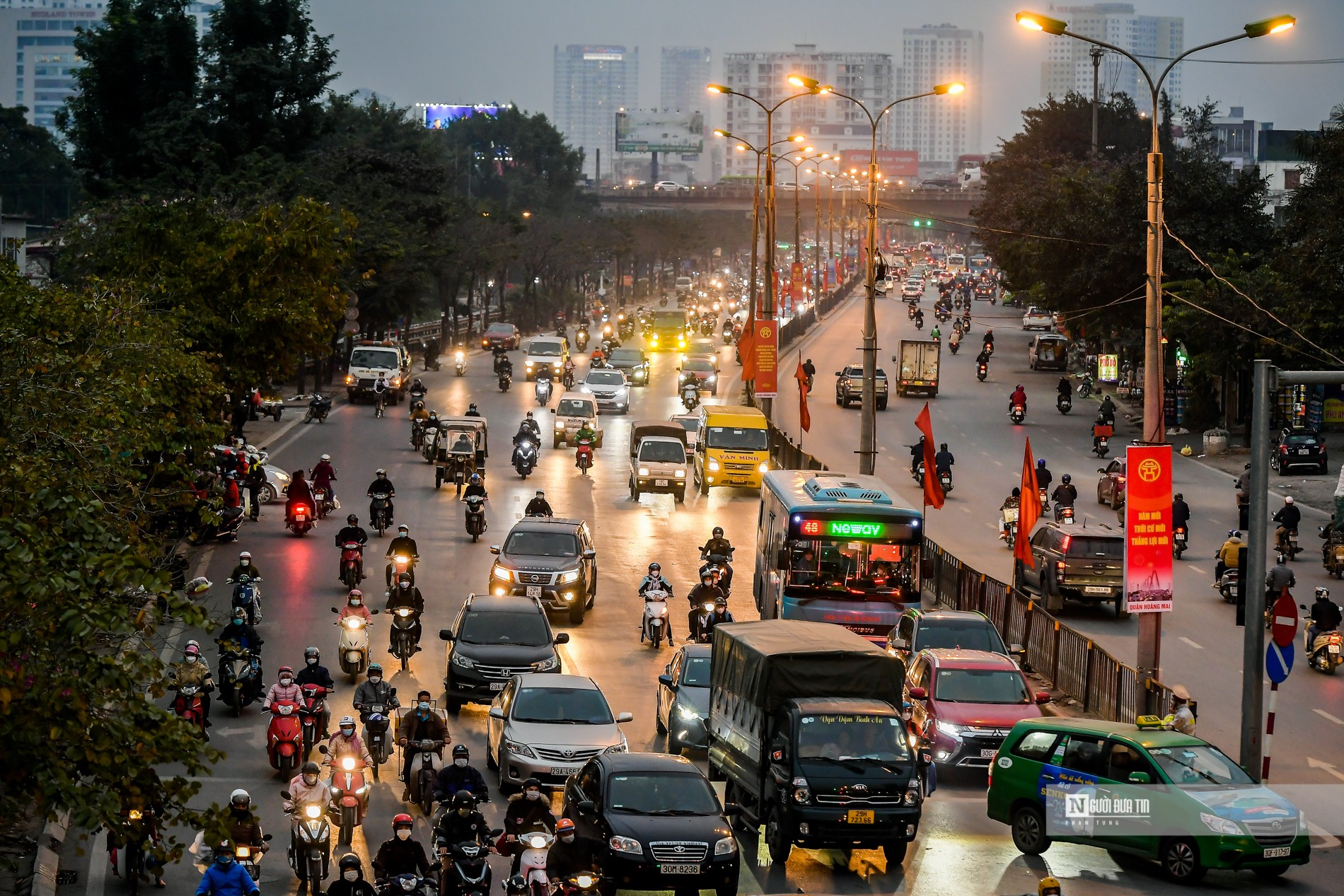 Dân sinh - Hà Nội: Xe khách 'chở gió' về quê (Hình 17).