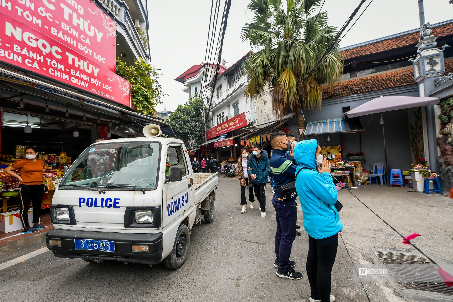 Sự kiện - Người dân ùn ùn vái vọng phủ Tây Hồ ngày đầu tháng Chạp (Hình 12).