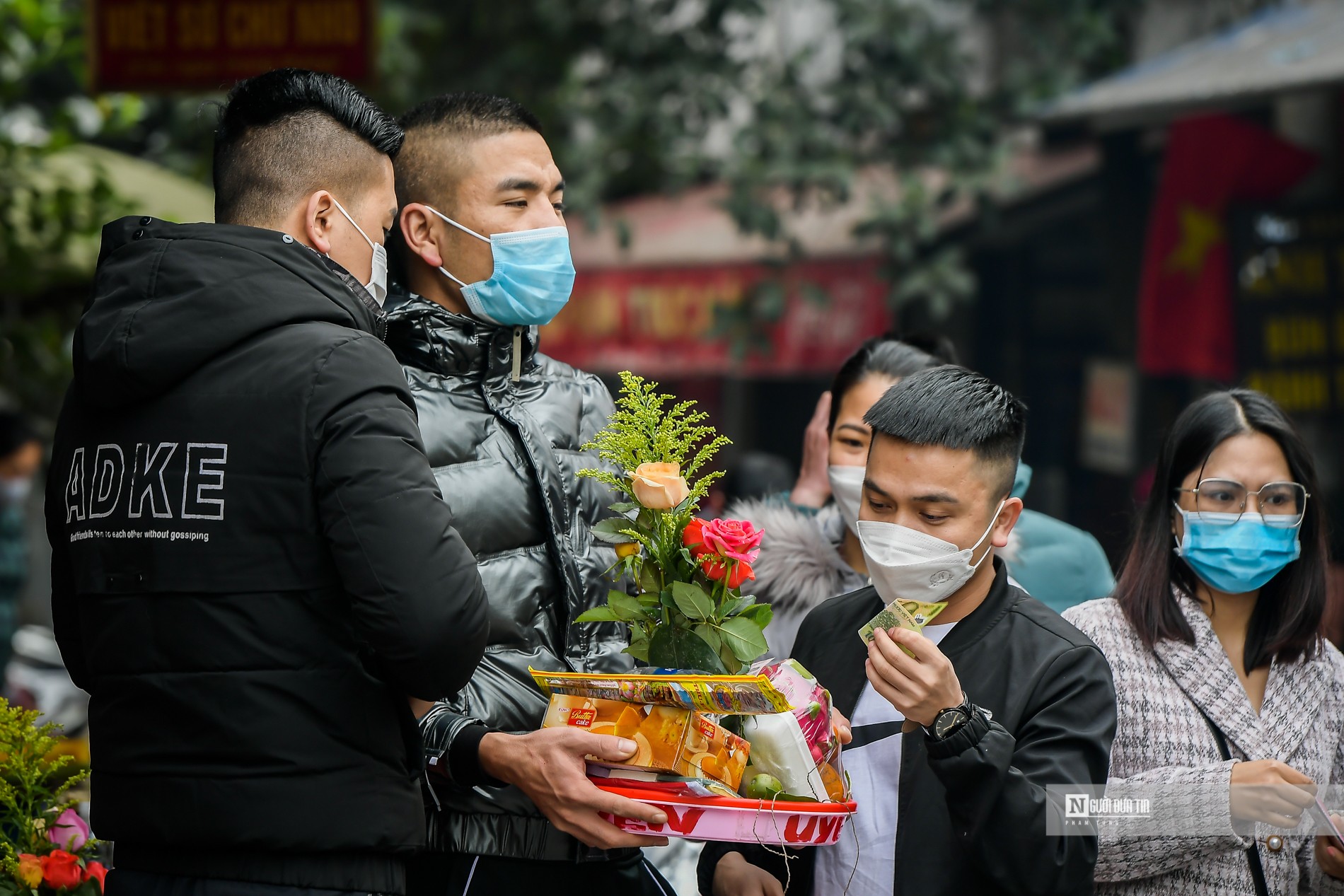 Sự kiện - Người dân ùn ùn vái vọng phủ Tây Hồ ngày đầu tháng Chạp (Hình 5).