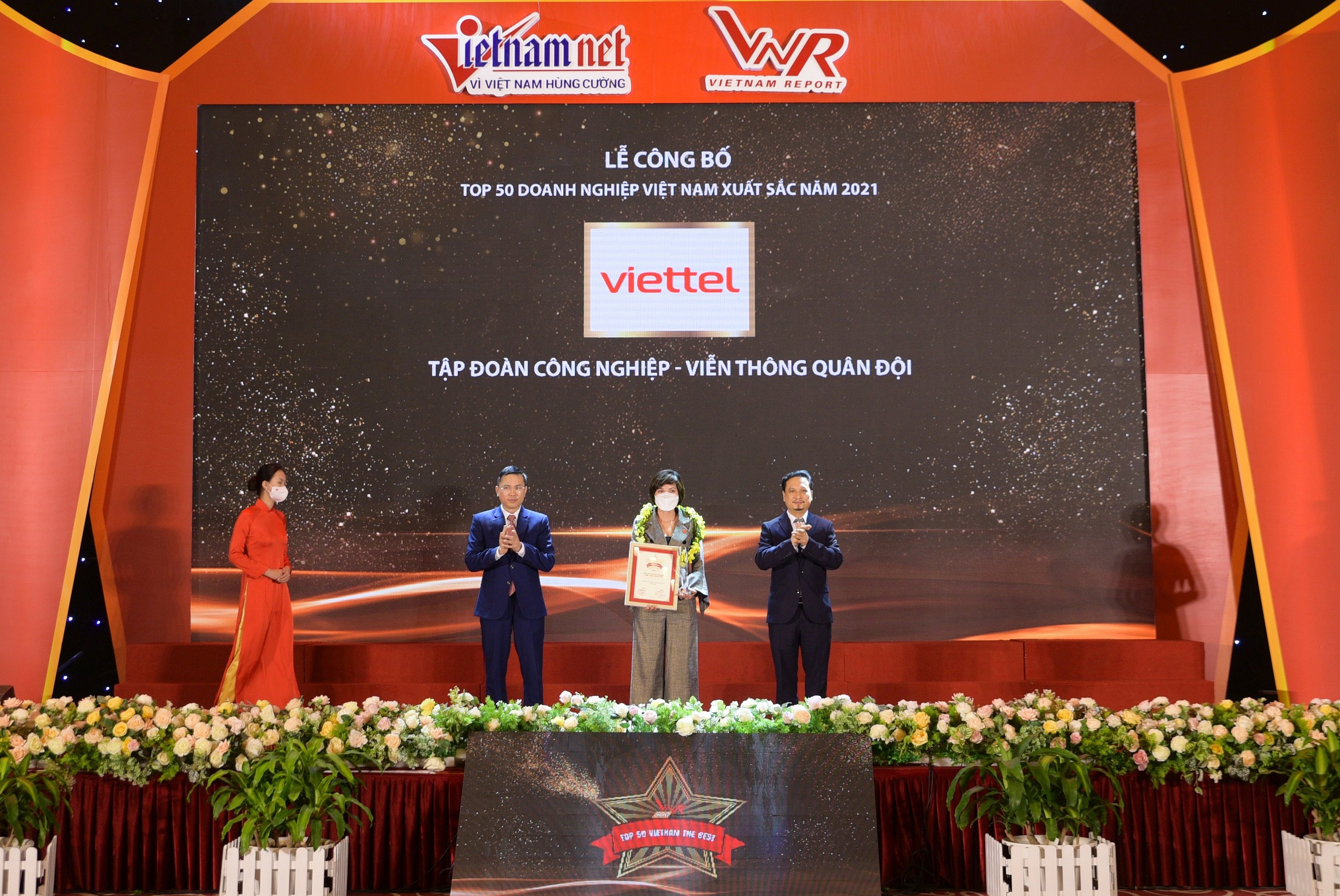 Sự kiện - Viettel đứng đầu top 500 doanh nghiệp xuất sắc nhất Việt Nam