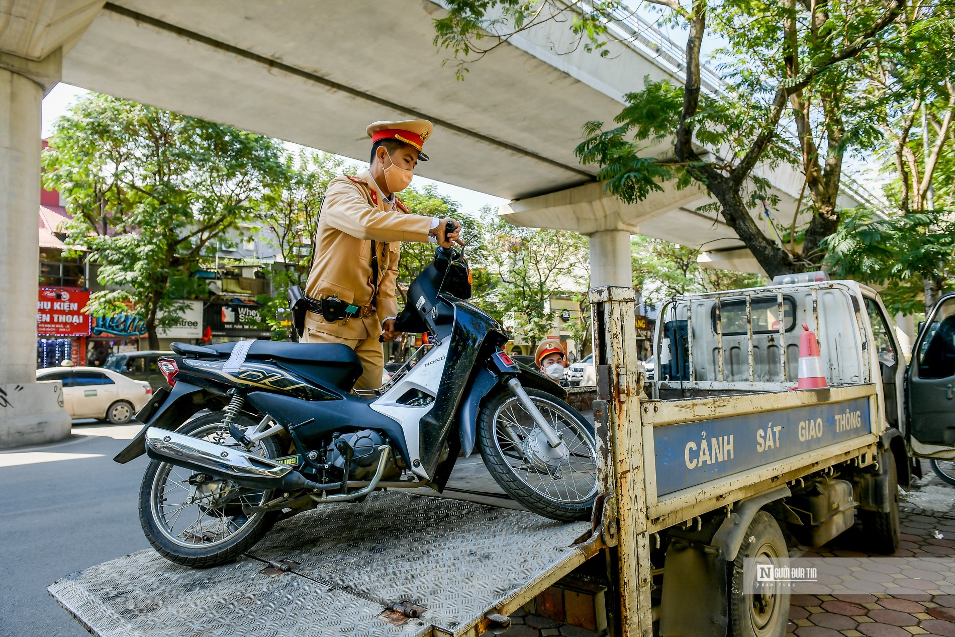 Sự kiện - Nhiều người không đội mũ bảo hiểm bất ngờ khi bị phạt 500.000 đồng (Hình 11).