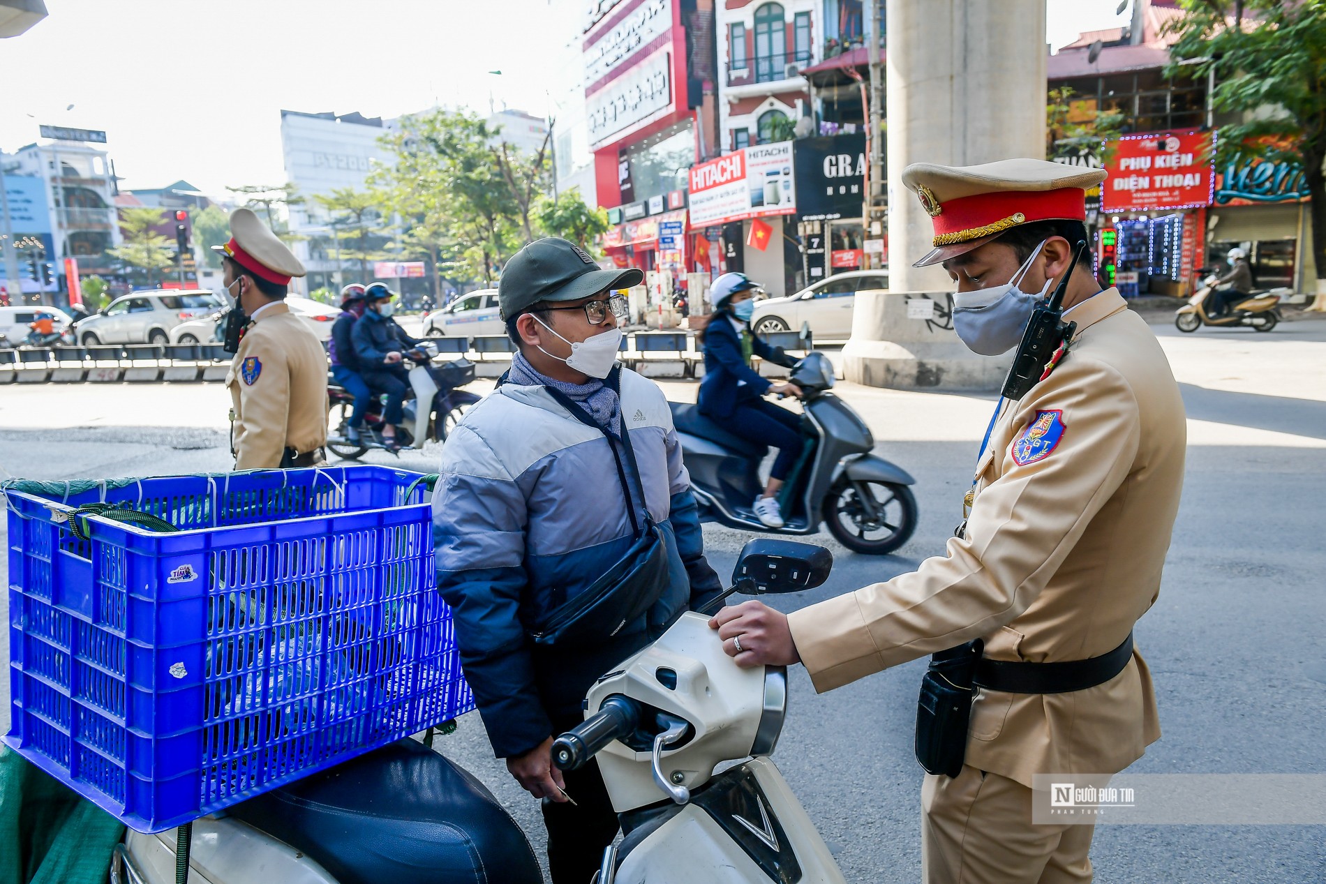 Sự kiện - Nhiều người không đội mũ bảo hiểm bất ngờ khi bị phạt 500.000 đồng (Hình 3).