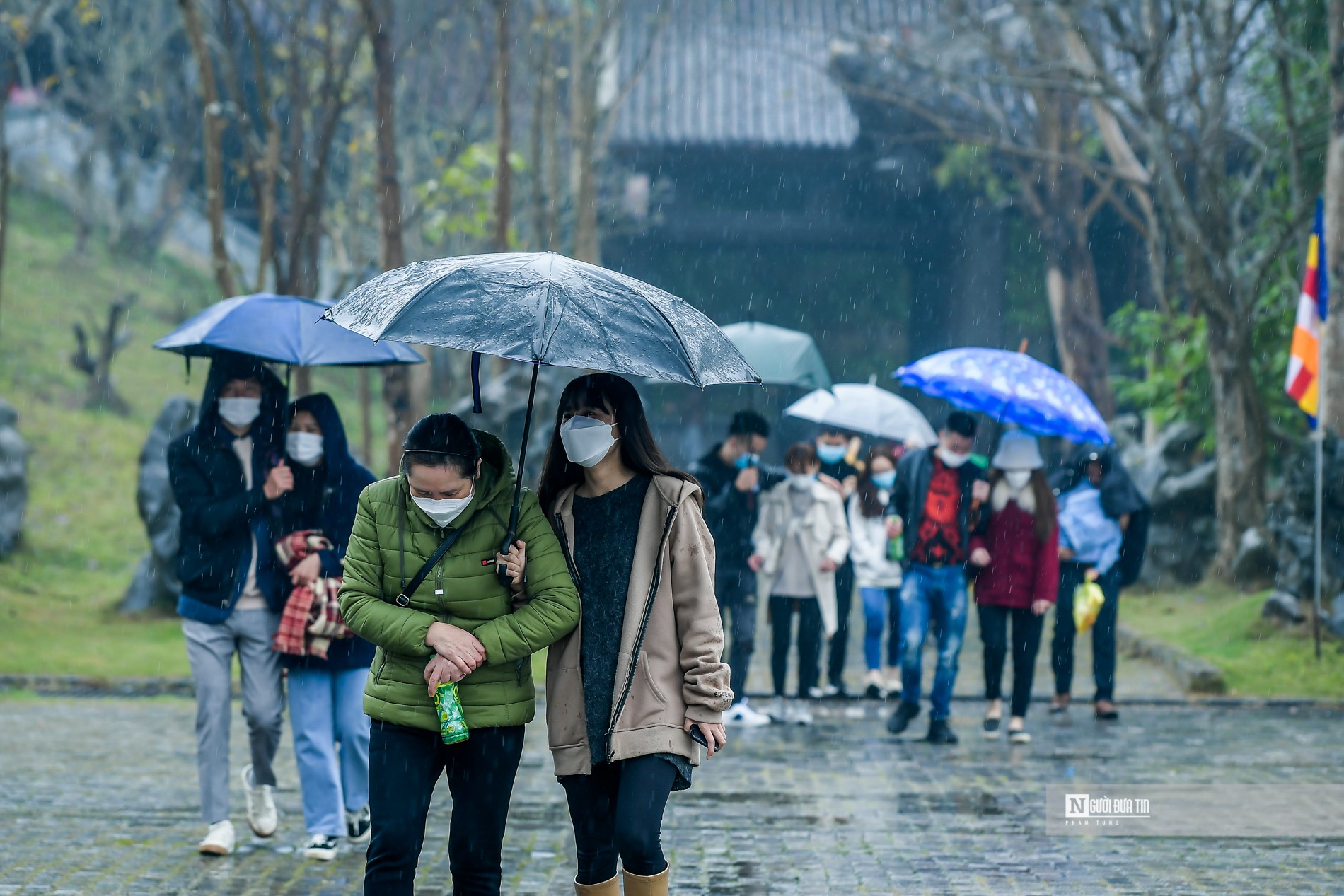 Văn hoá - Người dân đội mưa rét đi chùa Bái Đính ngày cuối kỳ nghỉ Tết (Hình 3).