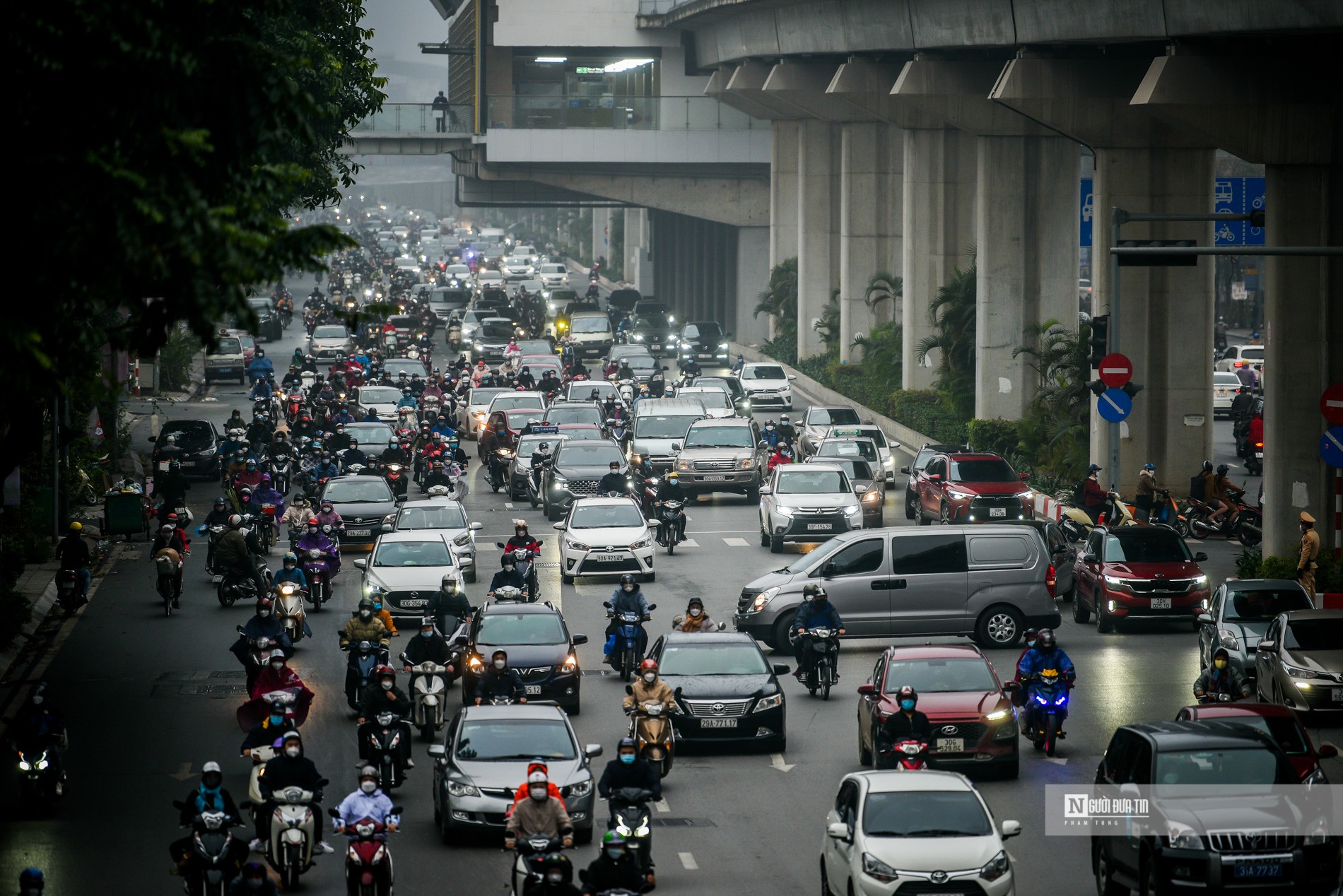 Dân sinh - Đường phố Thủ đô đông đúc sau kỳ nghỉ Tết (Hình 2).