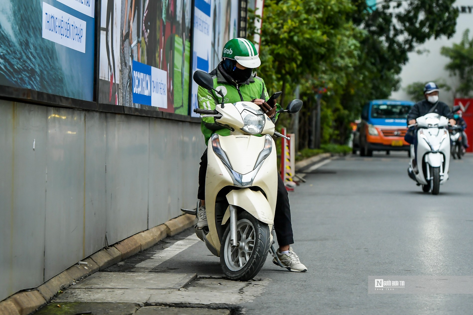 Dân sinh - Tài xế xe ôm công nghệ ngồi chơi dài dù được hoạt động trở lại (Hình 9).