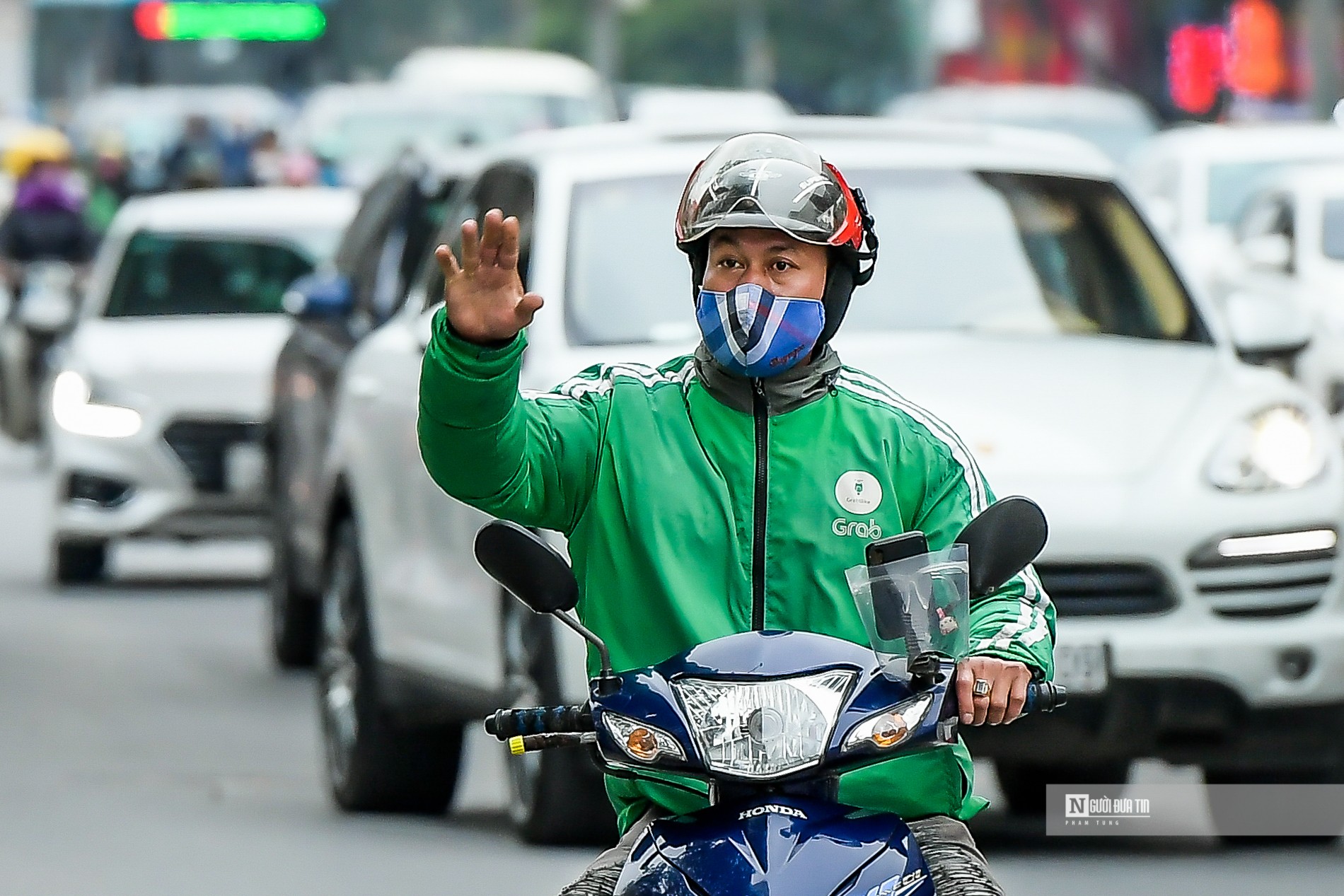 Dân sinh - Tài xế xe ôm công nghệ ngồi chơi dài dù được hoạt động trở lại (Hình 2).