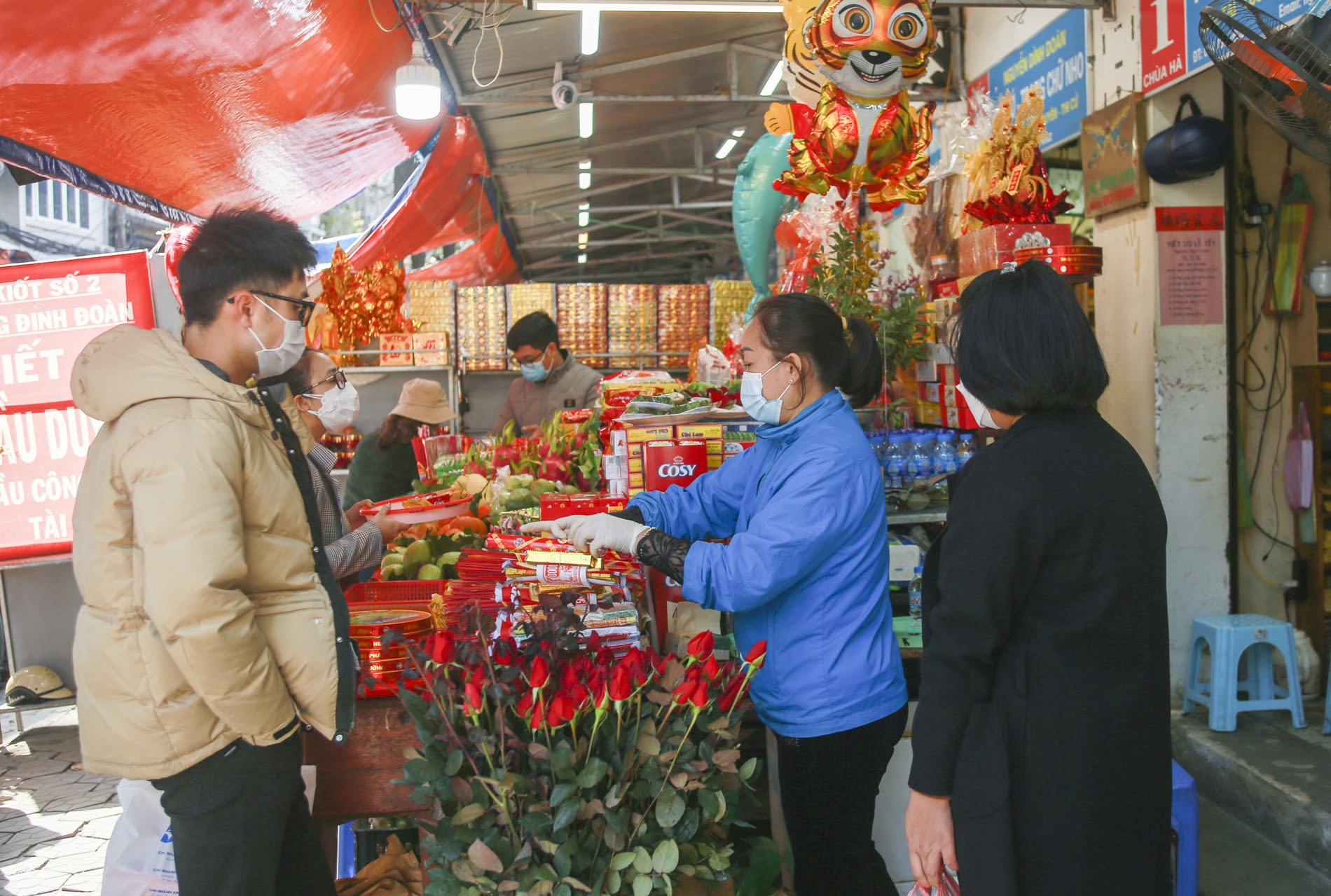 Dân sinh - Giới trẻ ùn ùn đi chùa Hà ngày Valentine (Hình 7).