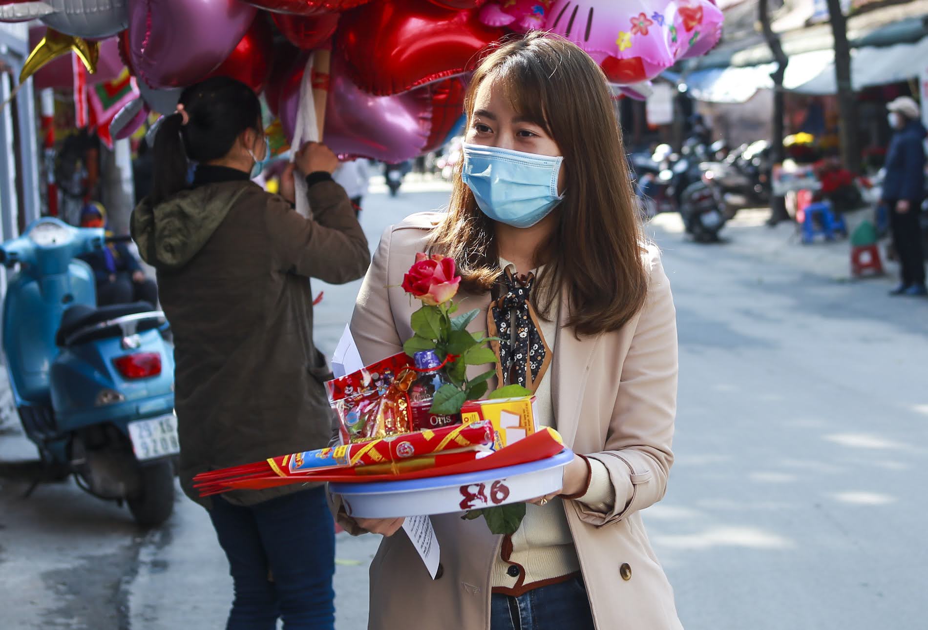 Dân sinh - Giới trẻ ùn ùn đi chùa Hà ngày Valentine (Hình 2).