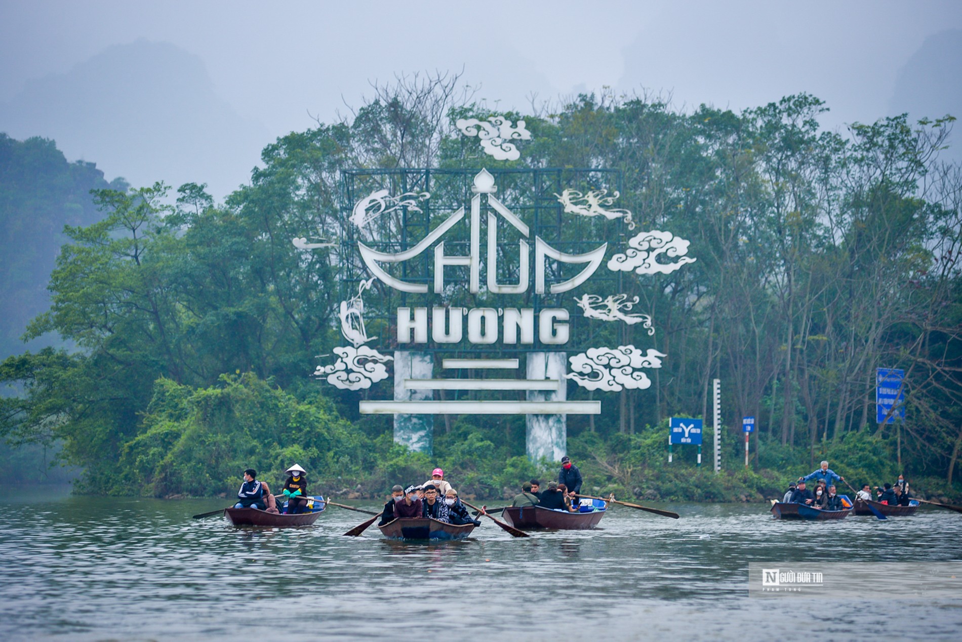 Dân sinh - Tấp nập du khách vãn cảnh chùa Hương ngày đầu mở cửa 