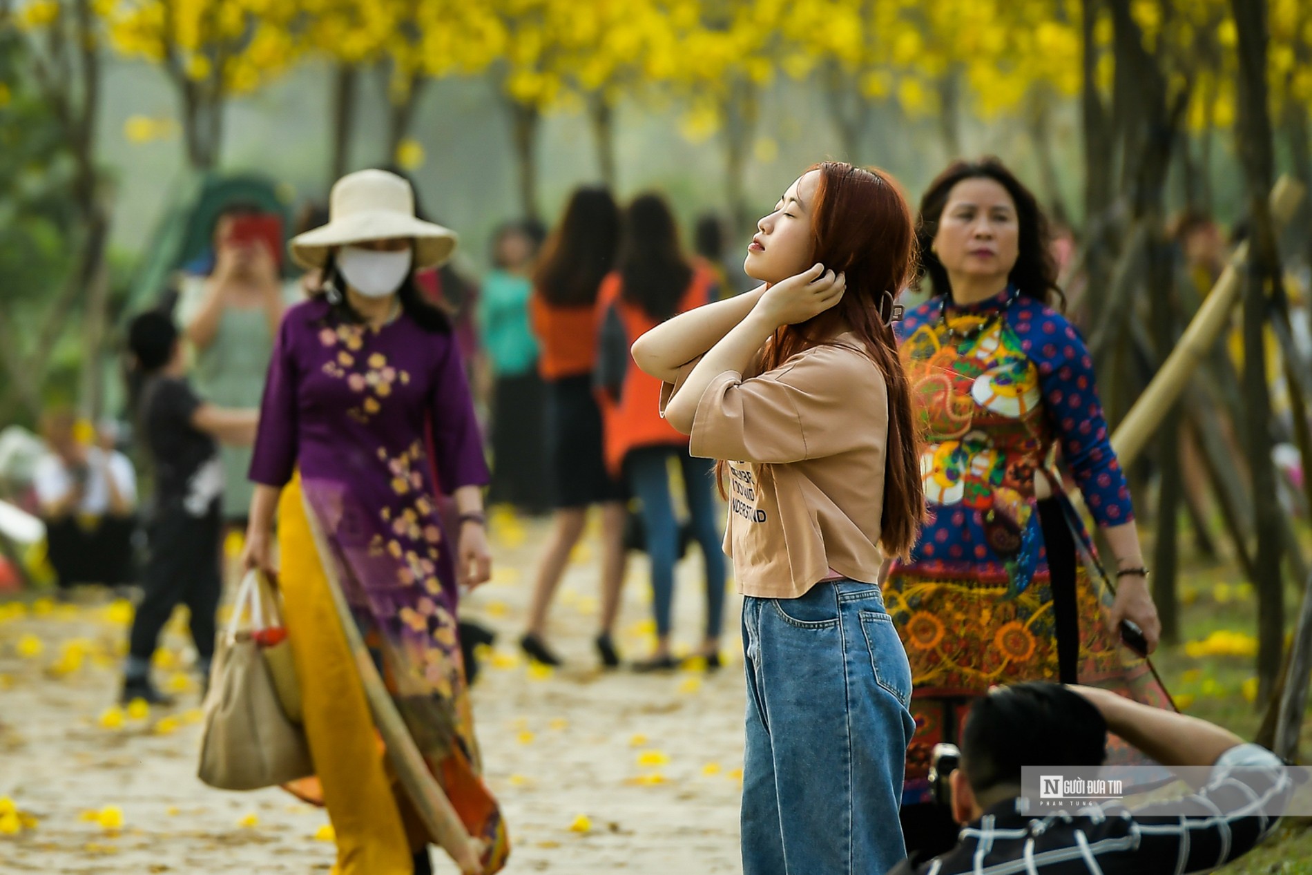 Dân sinh - “Biển người' đổ về đường hoa phong linh giữa lòng Thủ đô (Hình 6).