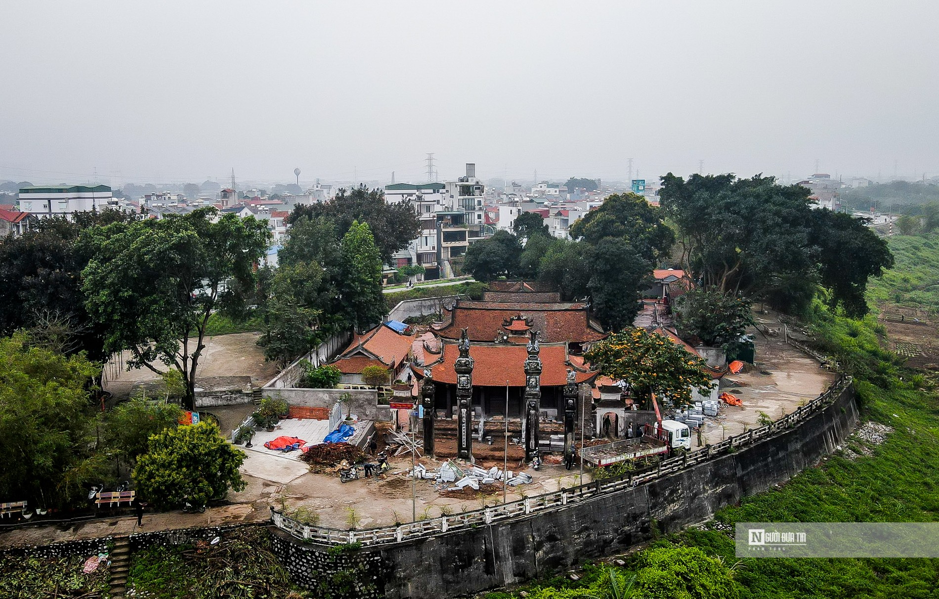 Văn hoá - Hà Nội: Người dân xót xa chặt bỏ cây đa lớn tại đình cổ 2.000 năm