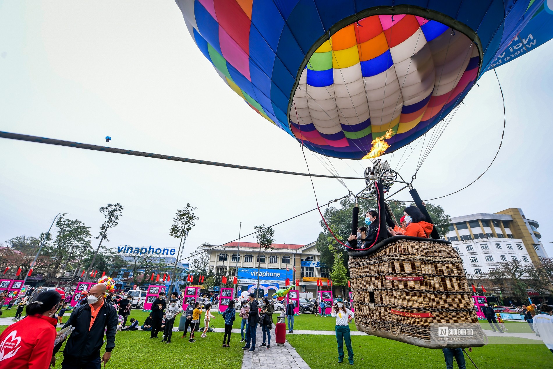 Văn hoá - Người dân thích thú tham gia lễ hội khinh khí cầu lớn nhất nước (Hình 5).