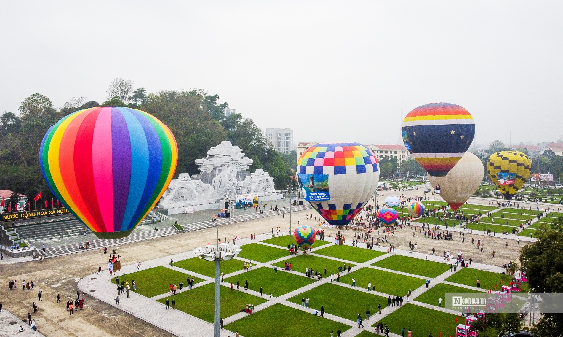 Văn hoá - Người dân thích thú tham gia lễ hội khinh khí cầu lớn nhất nước (Hình 2).