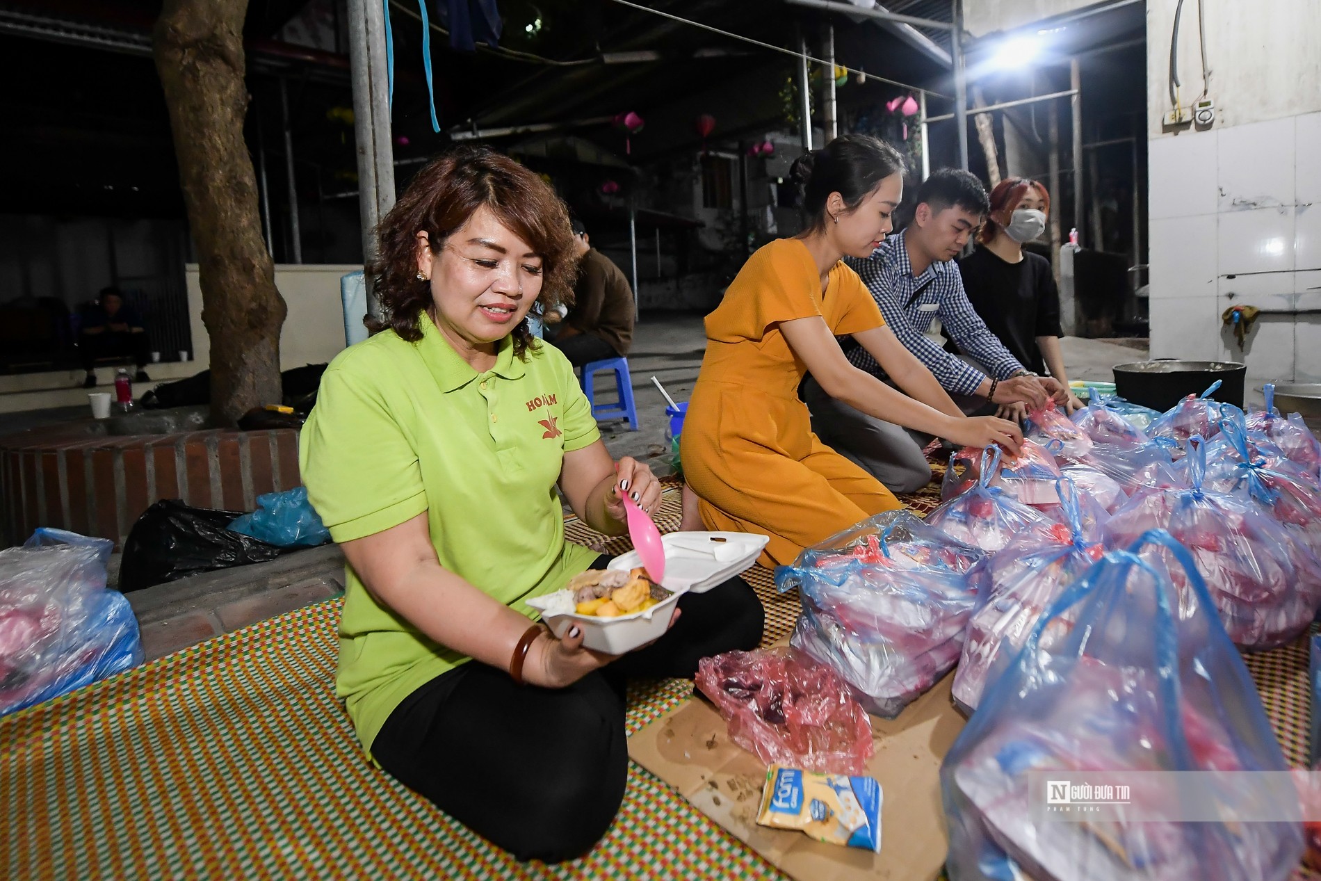 Dân sinh - Hà Nội: Xuyên đêm phát hàng trăm suất cơm cho người nghèo (Hình 2).