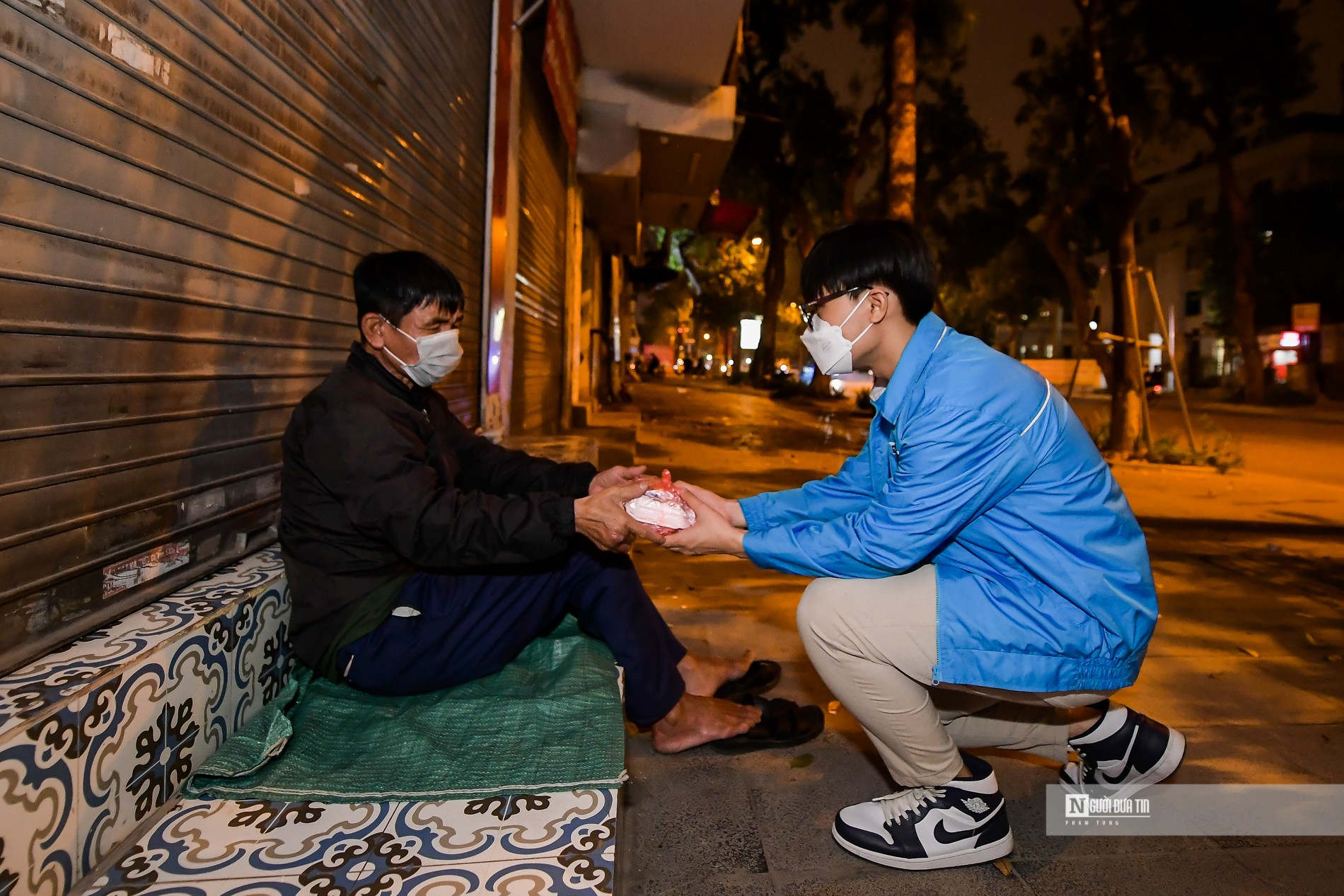 Dân sinh - Hà Nội: Xuyên đêm phát hàng trăm suất cơm cho người nghèo (Hình 10).