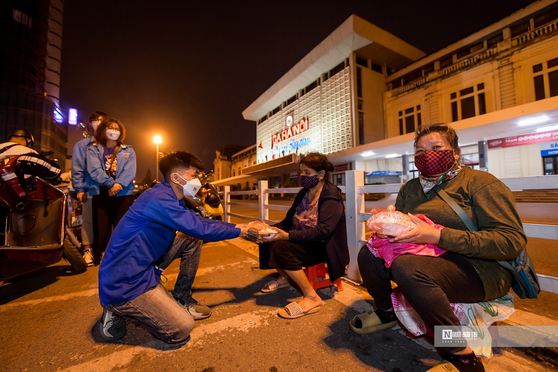 Dân sinh - Hà Nội: Xuyên đêm phát hàng trăm suất cơm cho người nghèo (Hình 4).