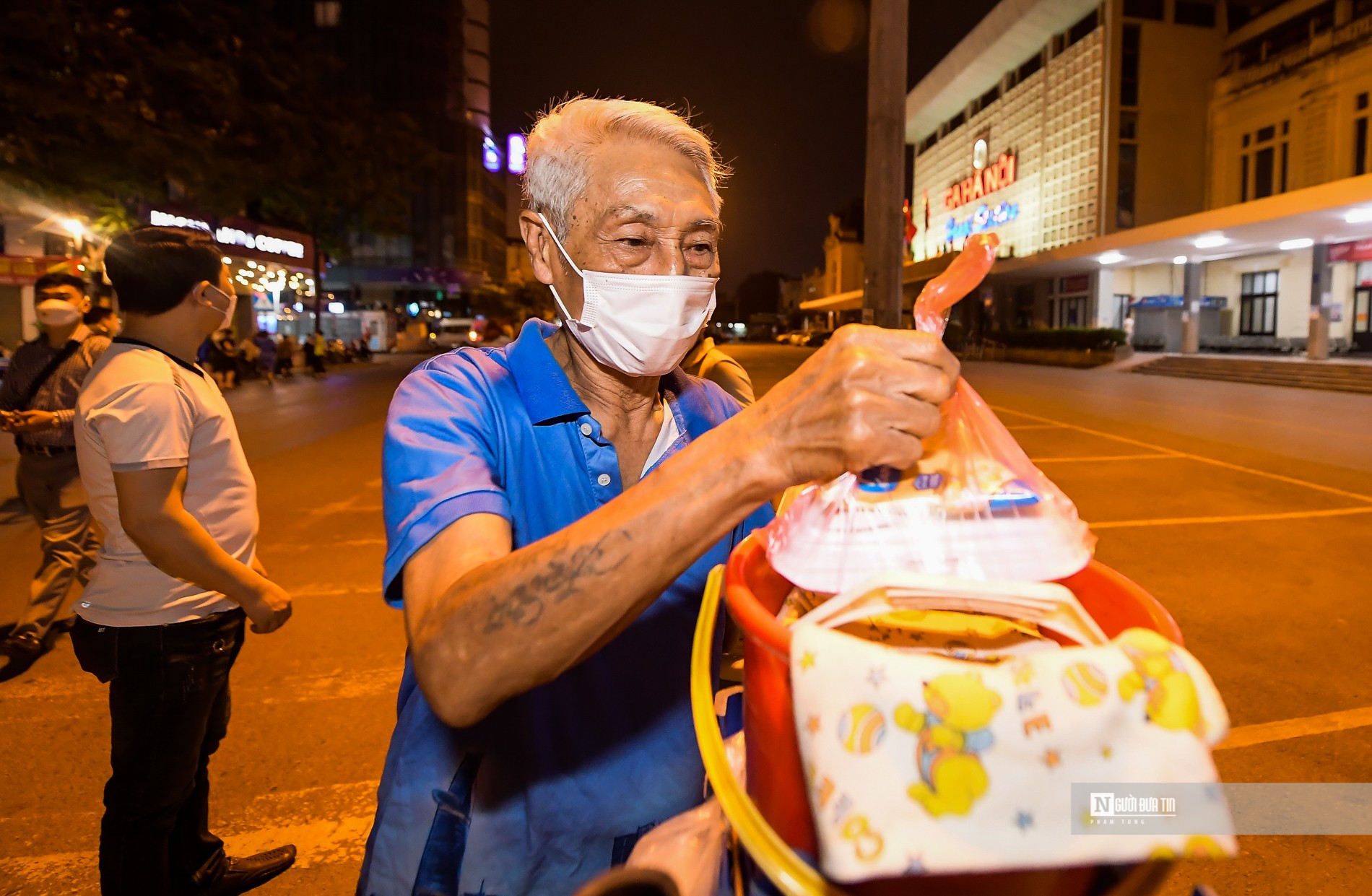 Dân sinh - Hà Nội: Xuyên đêm phát hàng trăm suất cơm cho người nghèo (Hình 9).