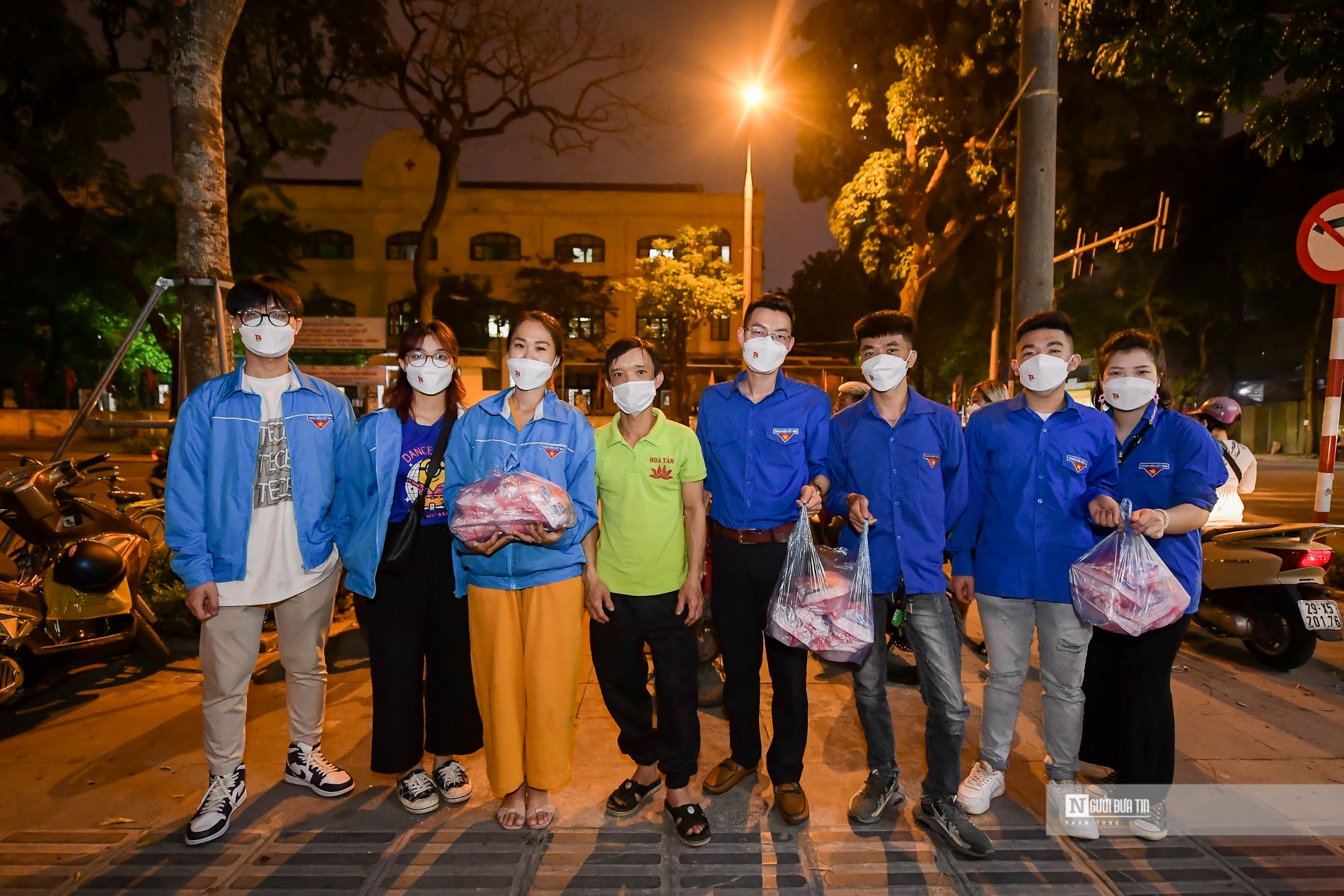 Dân sinh - Hà Nội: Xuyên đêm phát hàng trăm suất cơm cho người nghèo (Hình 3).