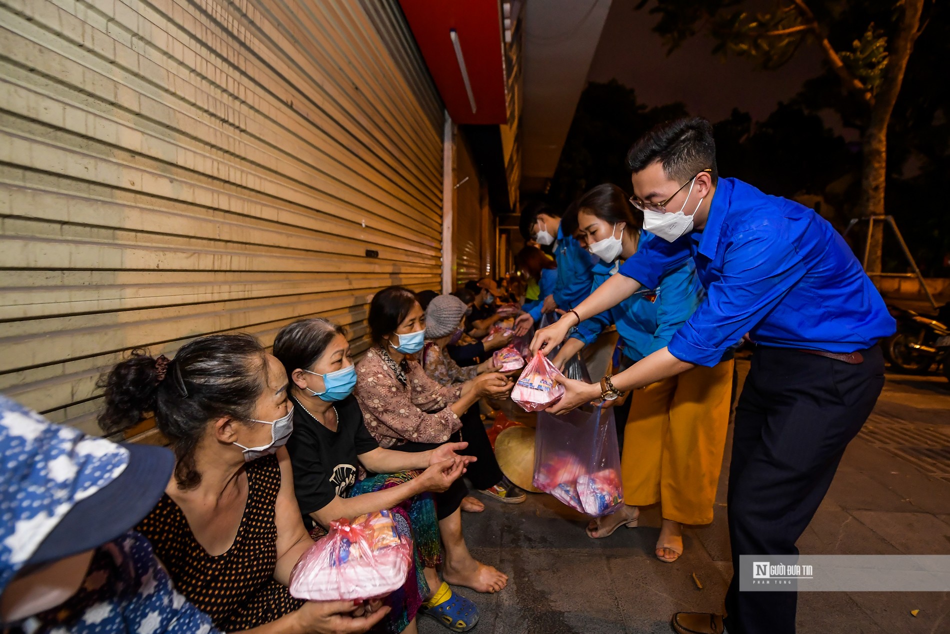 Dân sinh - Hà Nội: Xuyên đêm phát hàng trăm suất cơm cho người nghèo (Hình 5).