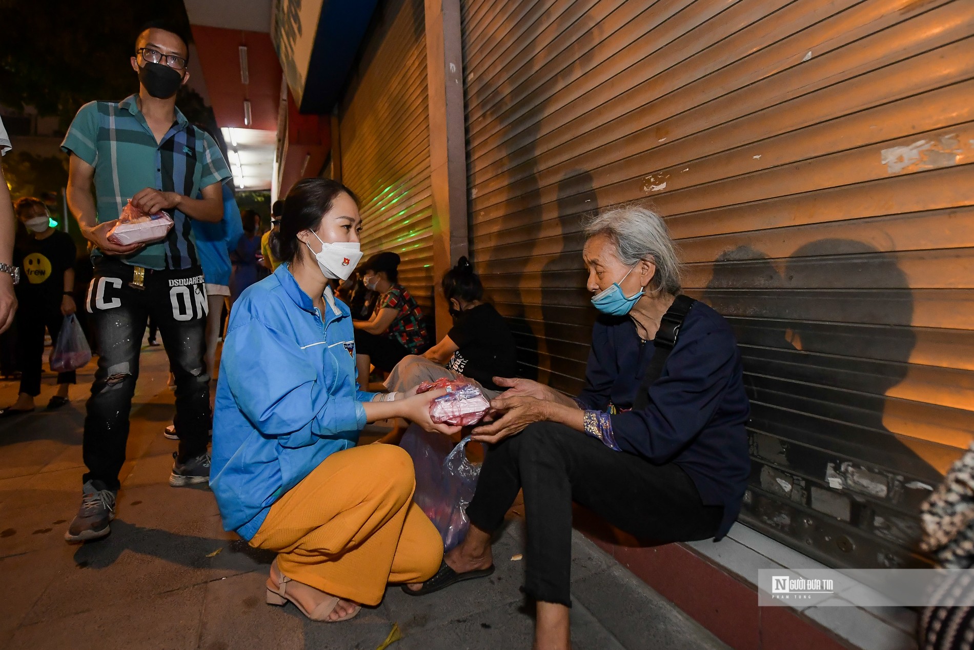 Dân sinh - Hà Nội: Xuyên đêm phát hàng trăm suất cơm cho người nghèo (Hình 6).