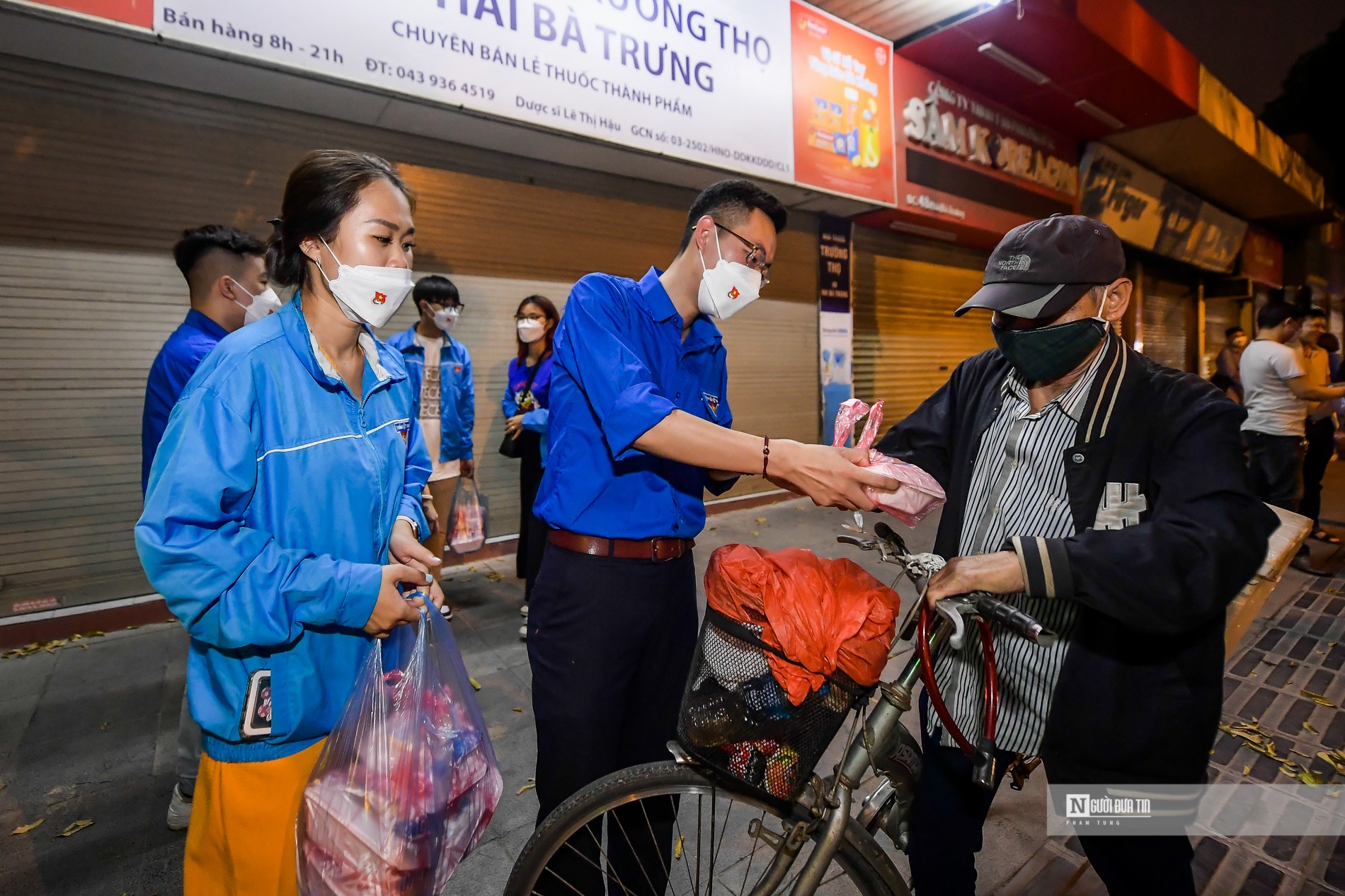 Dân sinh - Hà Nội: Xuyên đêm phát hàng trăm suất cơm cho người nghèo (Hình 7).