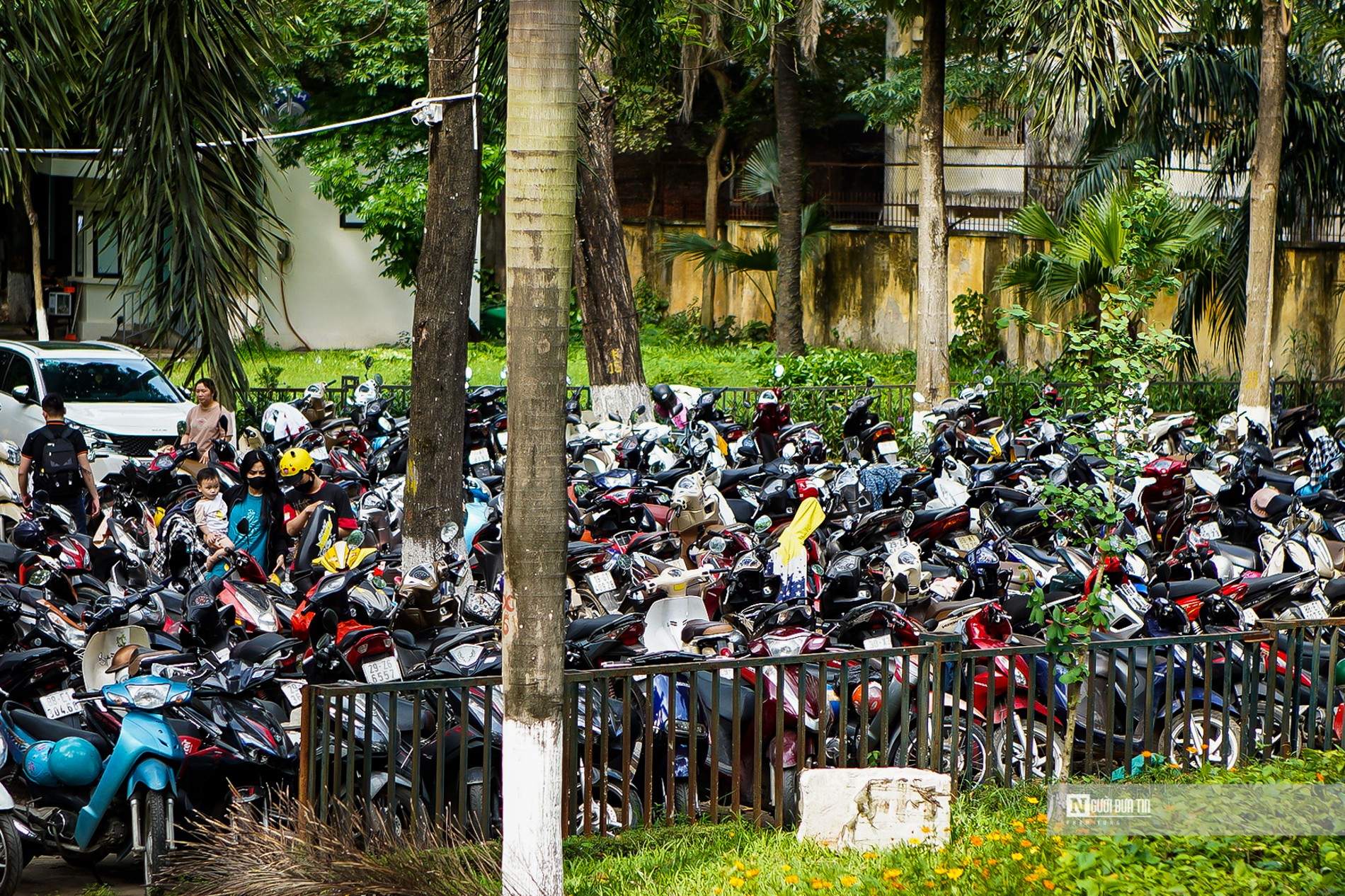 Dân sinh - 'Biển người' chen chân trong Công viên Thủ lệ dịp nghỉ lễ (Hình 6).