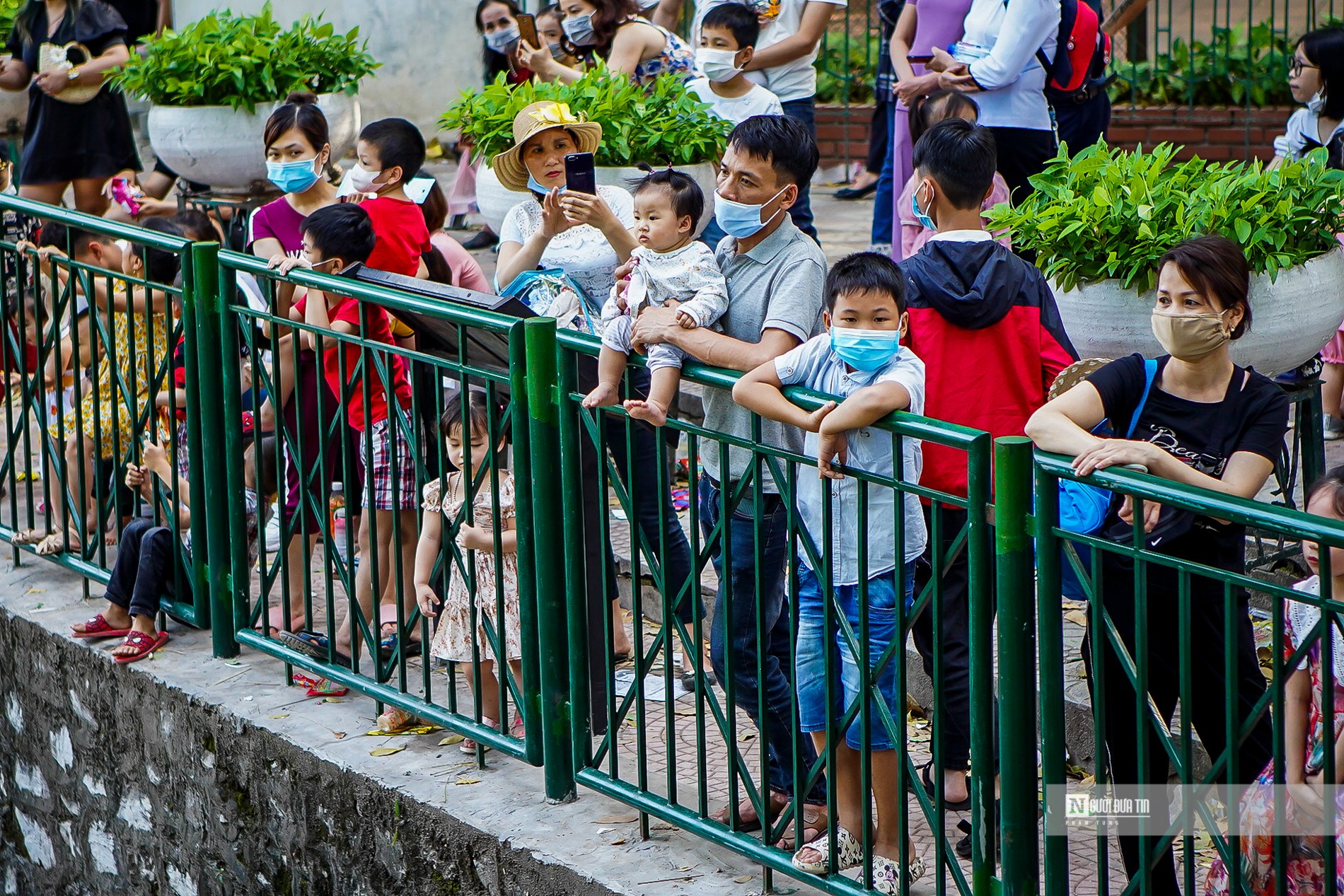 Dân sinh - 'Biển người' chen chân trong Công viên Thủ lệ dịp nghỉ lễ (Hình 5).