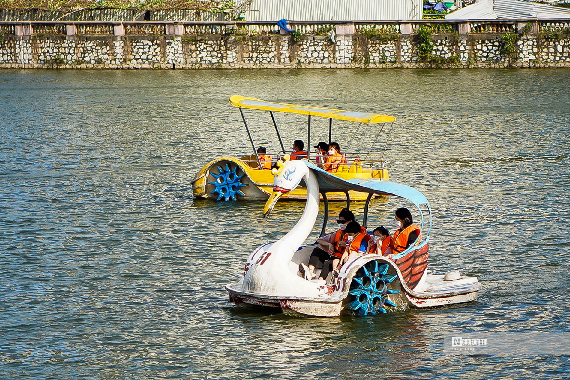 Dân sinh - 'Biển người' chen chân trong Công viên Thủ lệ dịp nghỉ lễ (Hình 11).