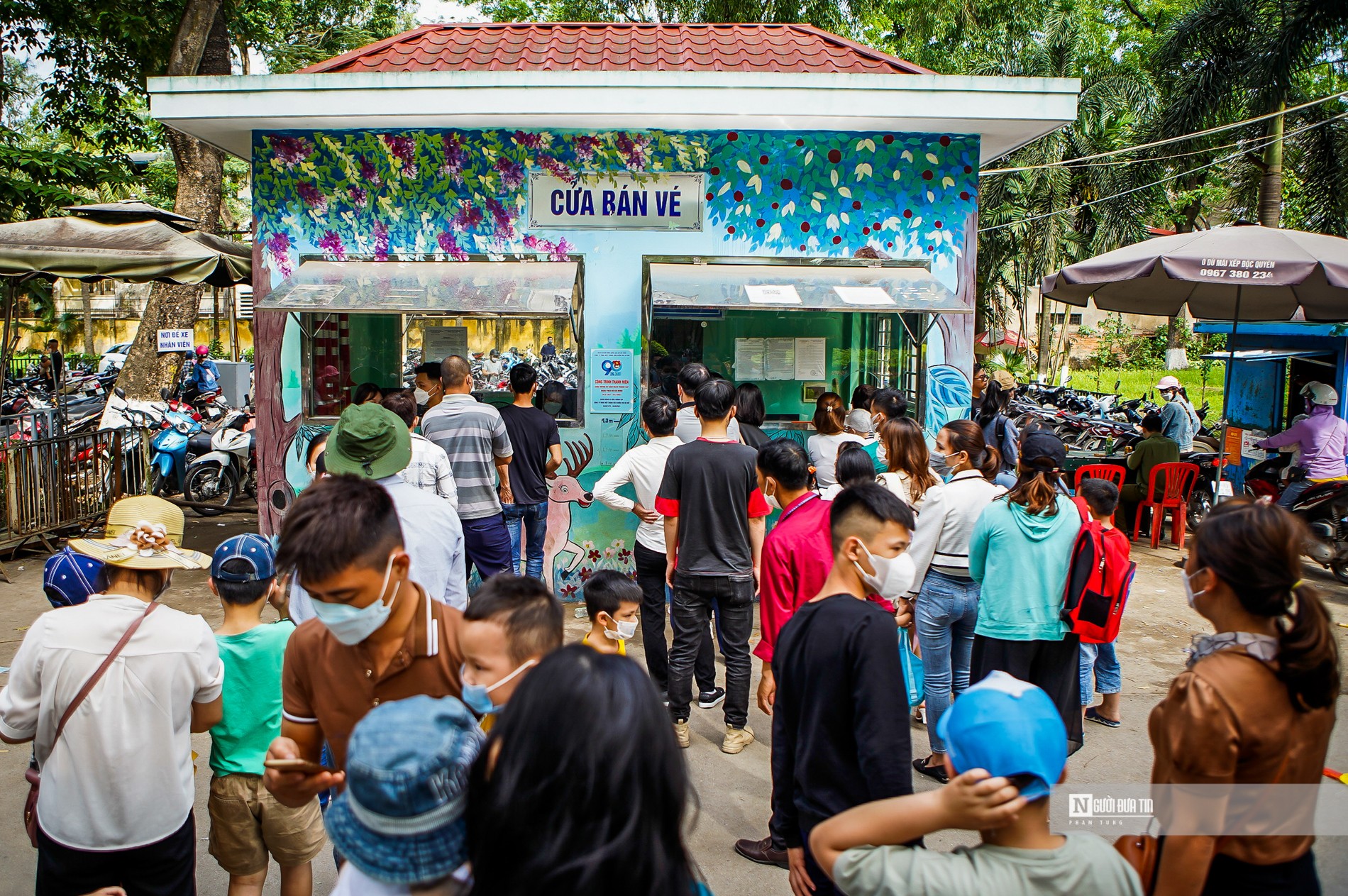 Dân sinh - 'Biển người' chen chân trong Công viên Thủ lệ dịp nghỉ lễ (Hình 7).