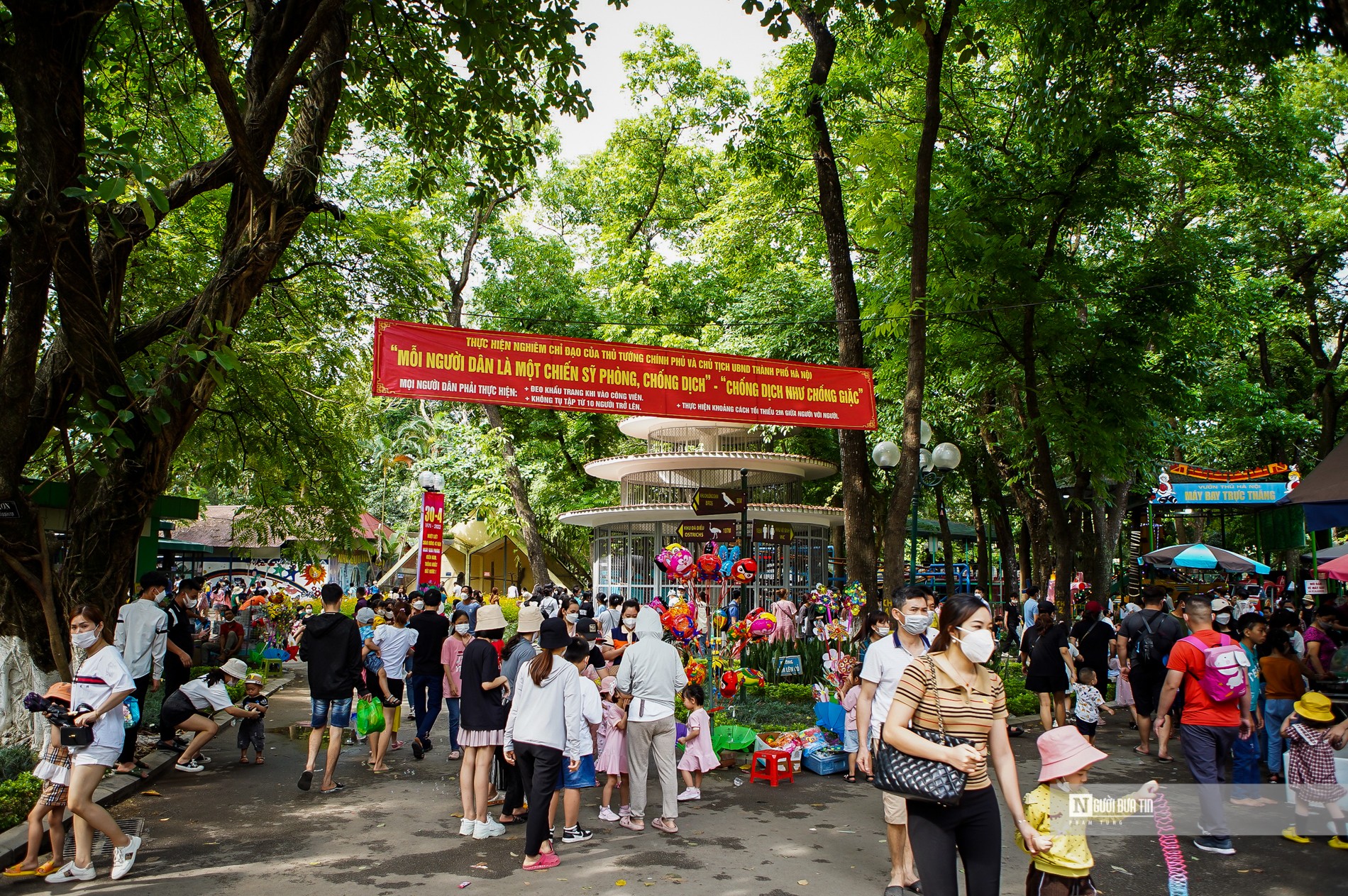 Dân sinh - 'Biển người' chen chân trong Công viên Thủ lệ dịp nghỉ lễ (Hình 13).