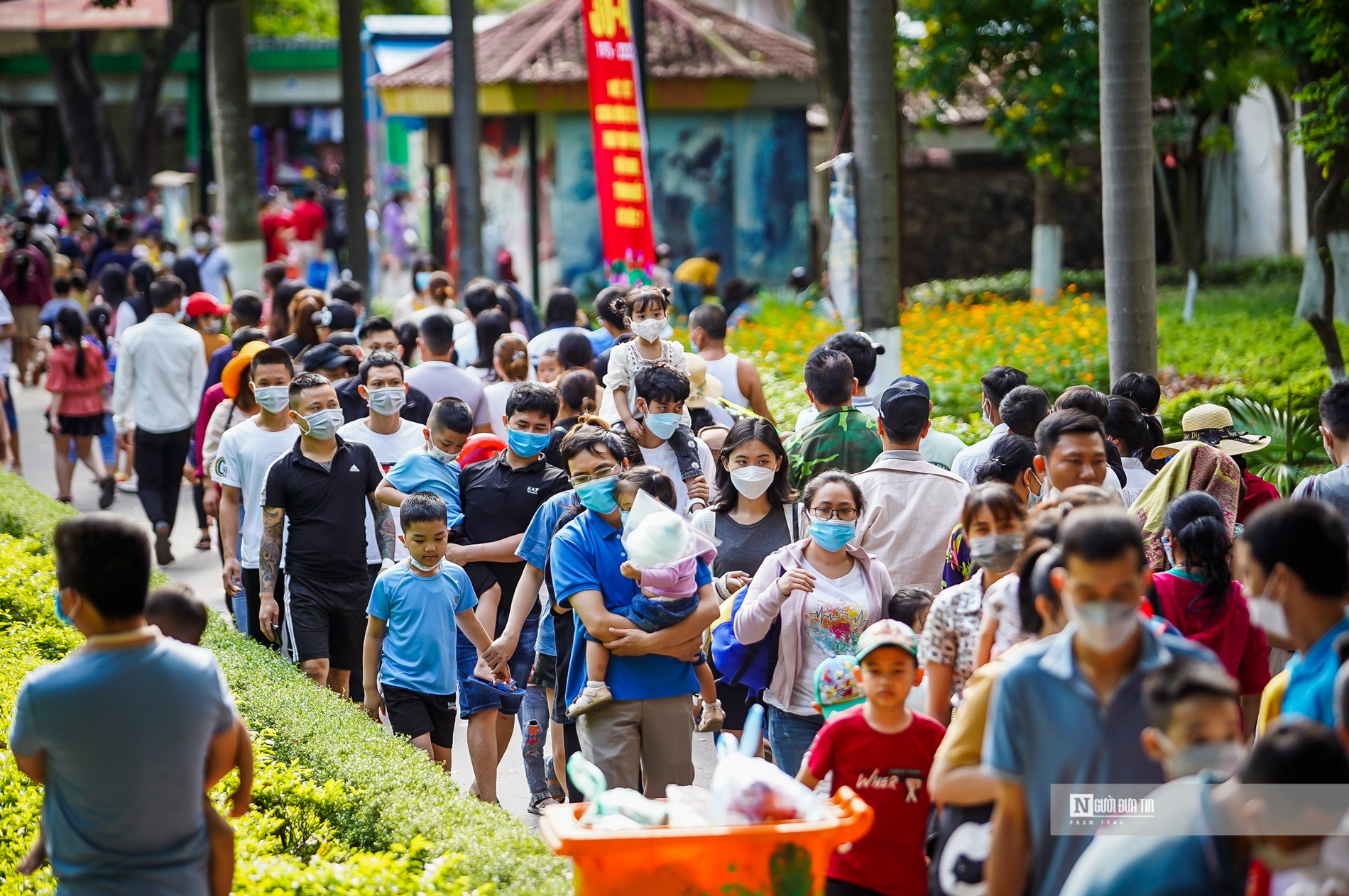 Dân sinh - 'Biển người' chen chân trong Công viên Thủ lệ dịp nghỉ lễ (Hình 12).