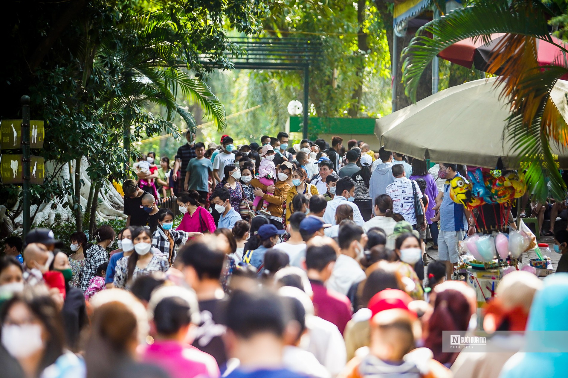 Dân sinh - 'Biển người' chen chân trong Công viên Thủ lệ dịp nghỉ lễ (Hình 4).