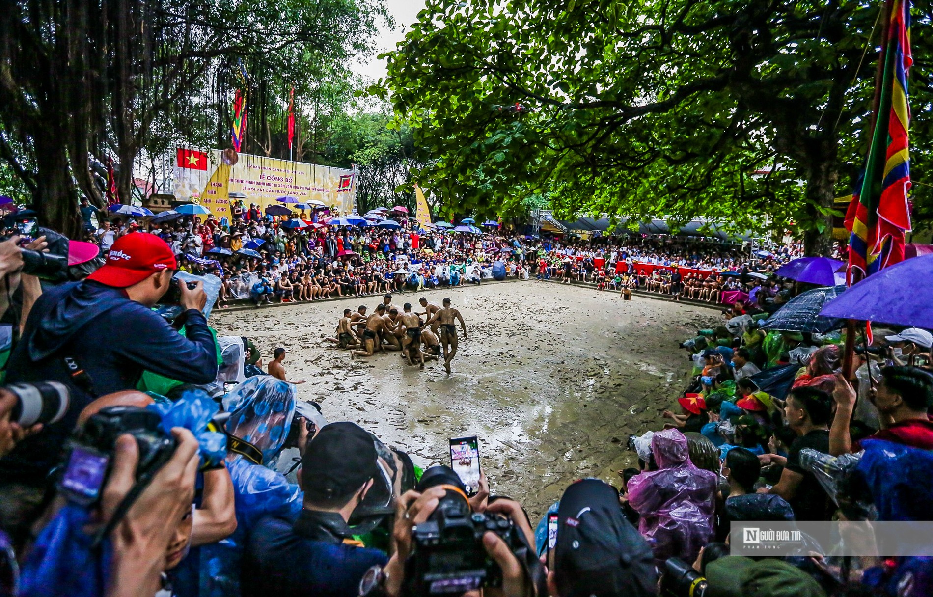 Văn hoá - Bắc Giang: Độc đáo thanh niên đóng khố “vật cầu bùn”