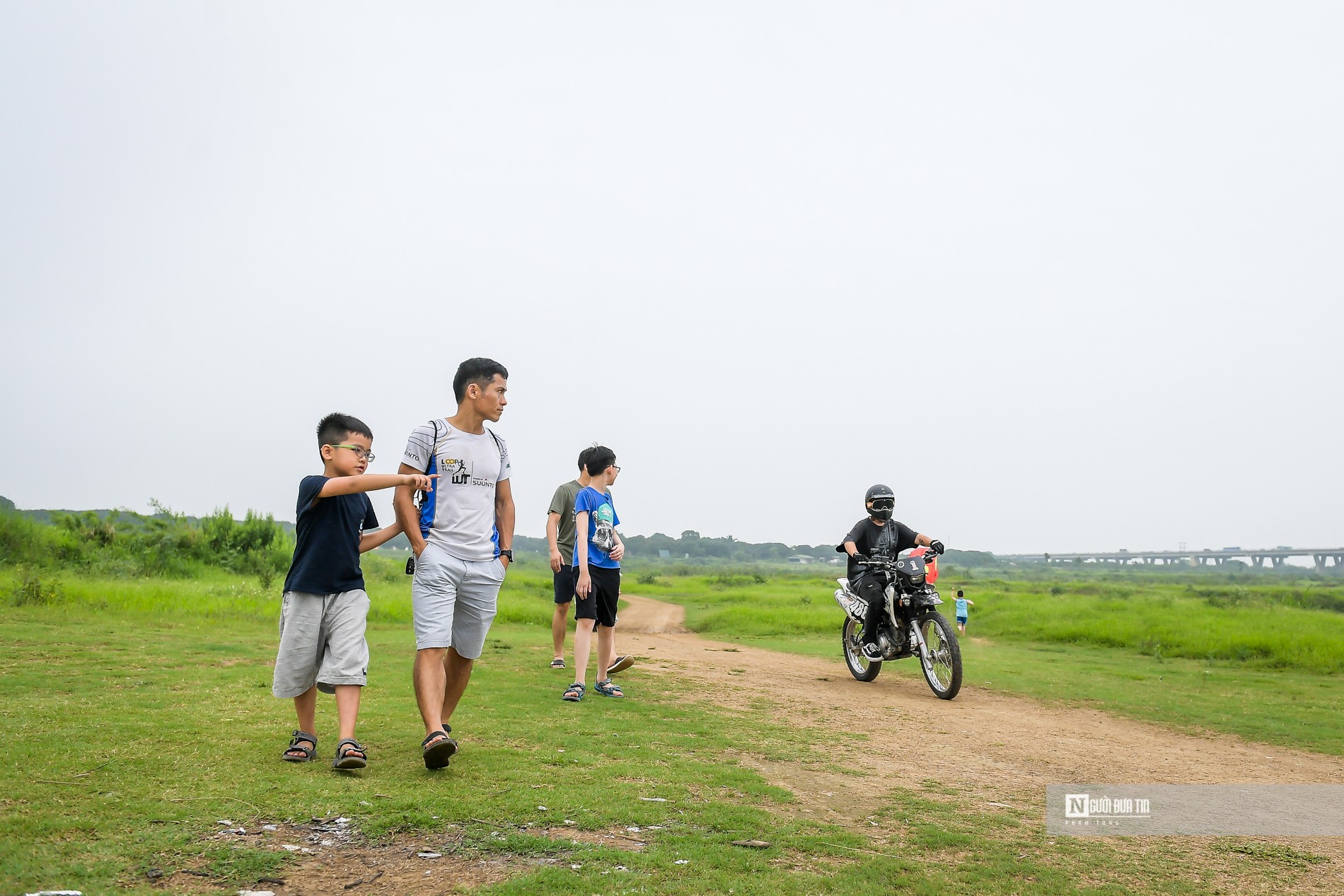 Dân sinh - Hà Nội: Người dân đổ về bãi giữa sông Hồng dịp cuối tuần (Hình 2).