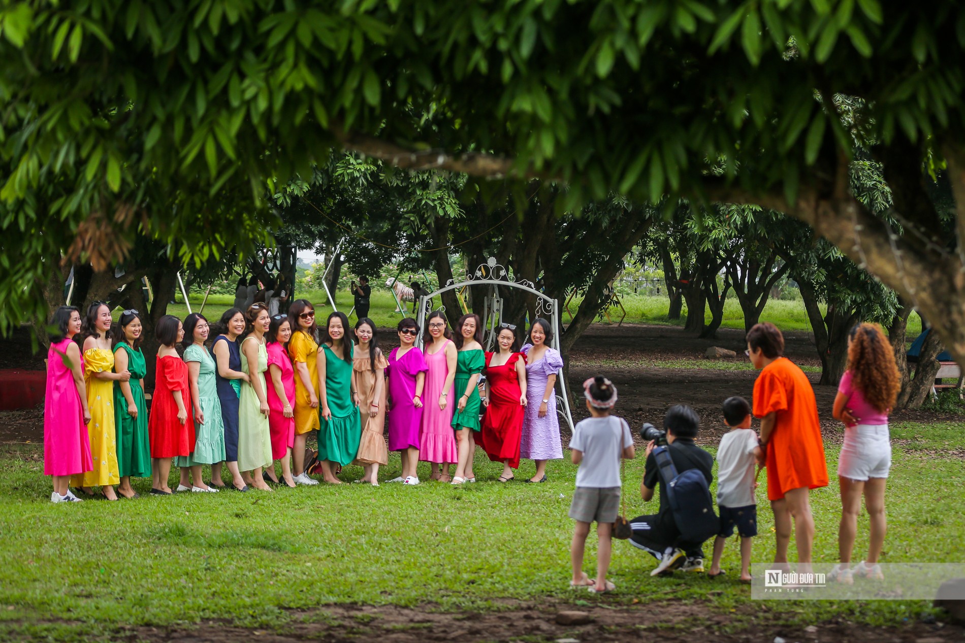 Dân sinh - Hà Nội: Người dân đổ về bãi giữa sông Hồng dịp cuối tuần (Hình 7).