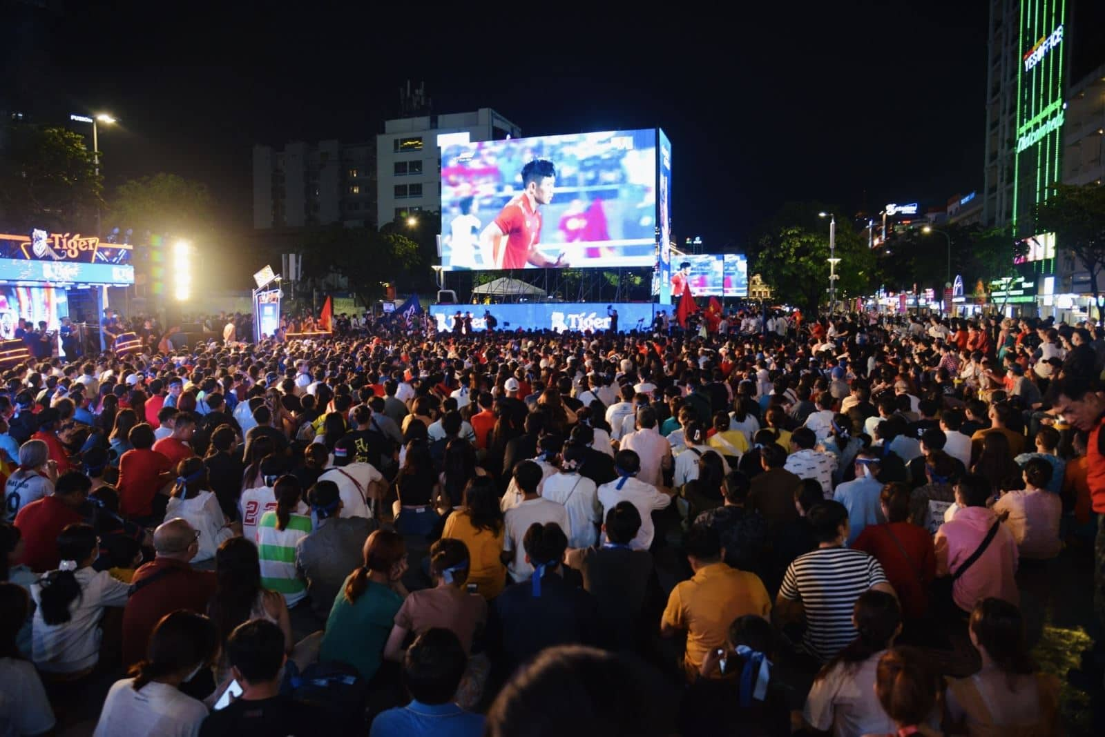 Bóng đá Việt Nam - CĐV “cháy hết mình” cổ vũ trận bán kết SEA Games Việt Nam – Malaysia  (Hình 6).