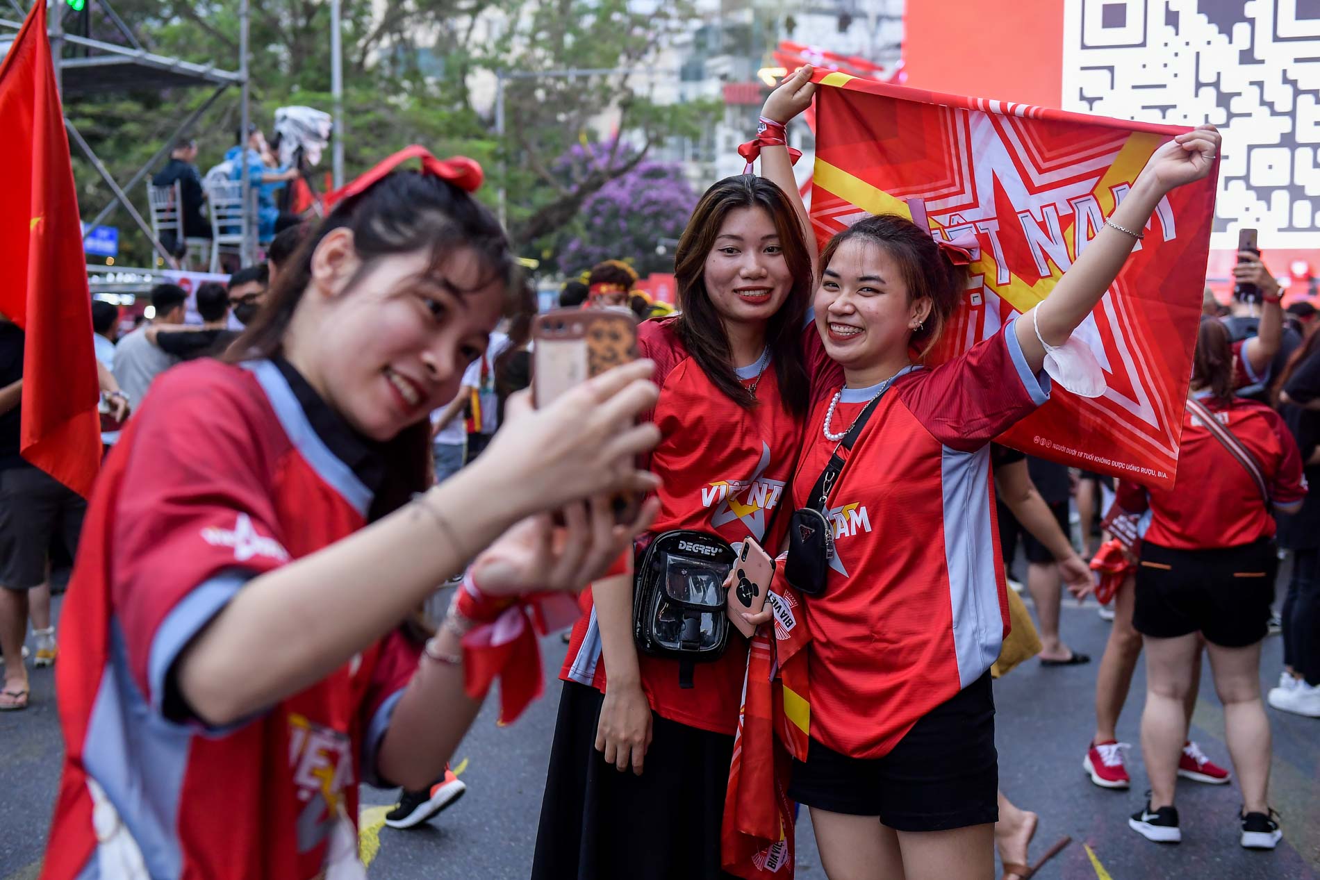 Thể thao - Hà Nội: Hàng vạn CĐV đội mưa tiếp lửa U23 Việt Nam ở phố đi bộ Hồ Gươm (Hình 2).