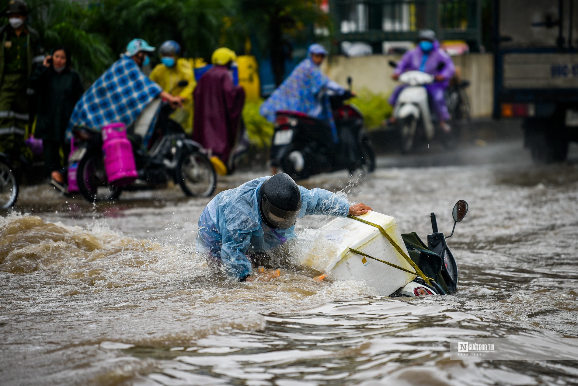 Dân sinh - Hà Nội mưa ngập sâu: Người khóc, kẻ bội thu (Hình 3).