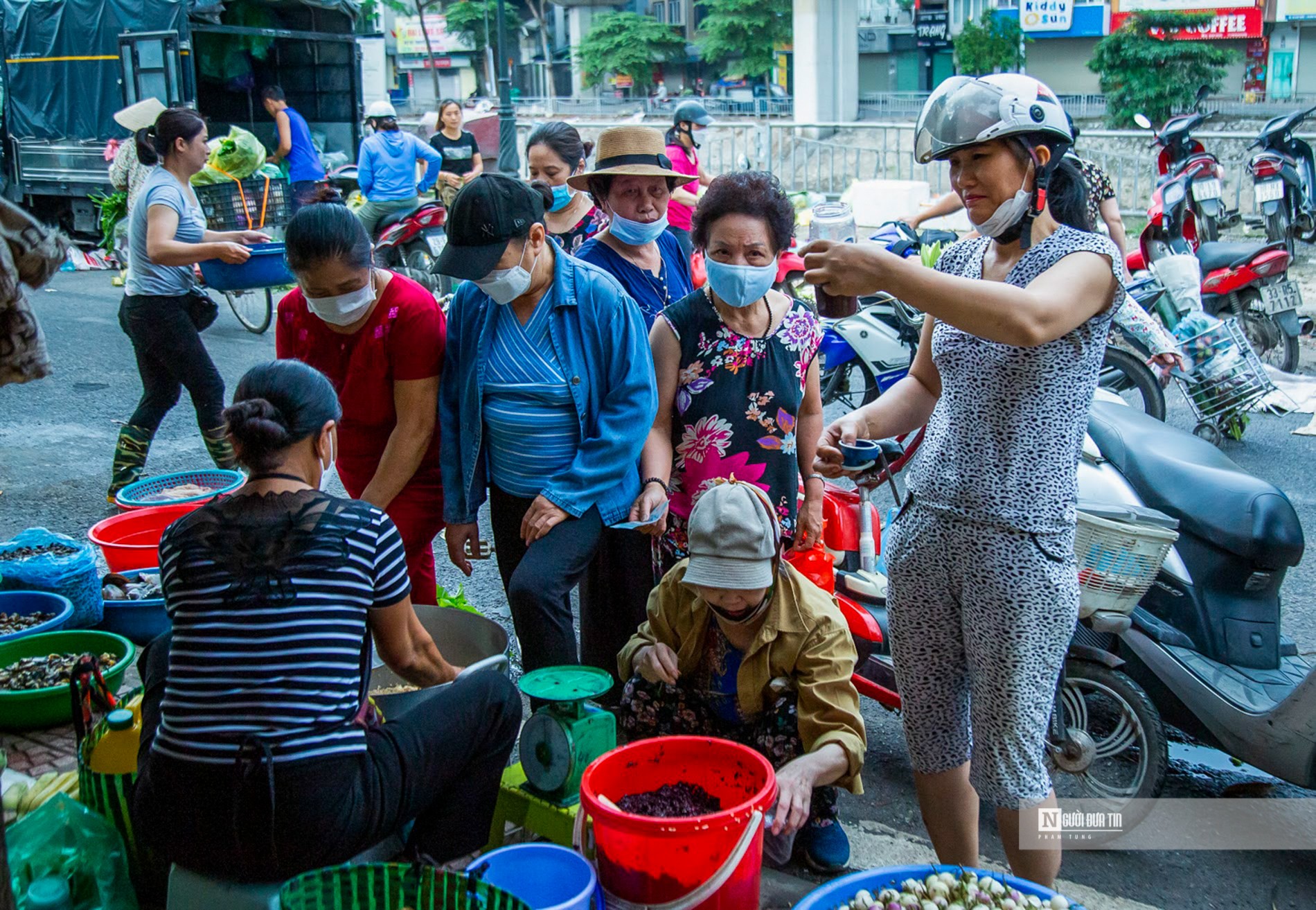 Dân sinh - Rượu nếp, hoa quả đắt hàng dịp Tết Đoan ngọ (Hình 4).