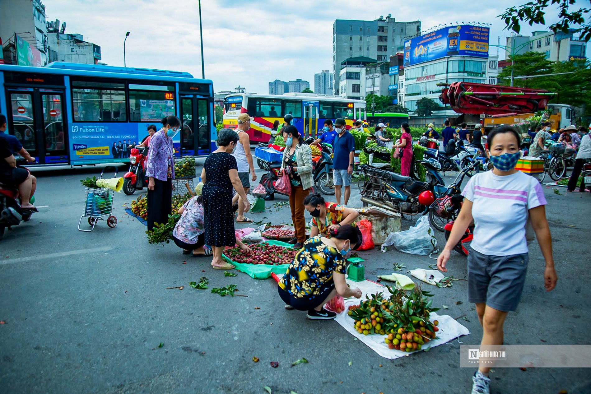 Dân sinh - Rượu nếp, hoa quả đắt hàng dịp Tết Đoan ngọ (Hình 8).