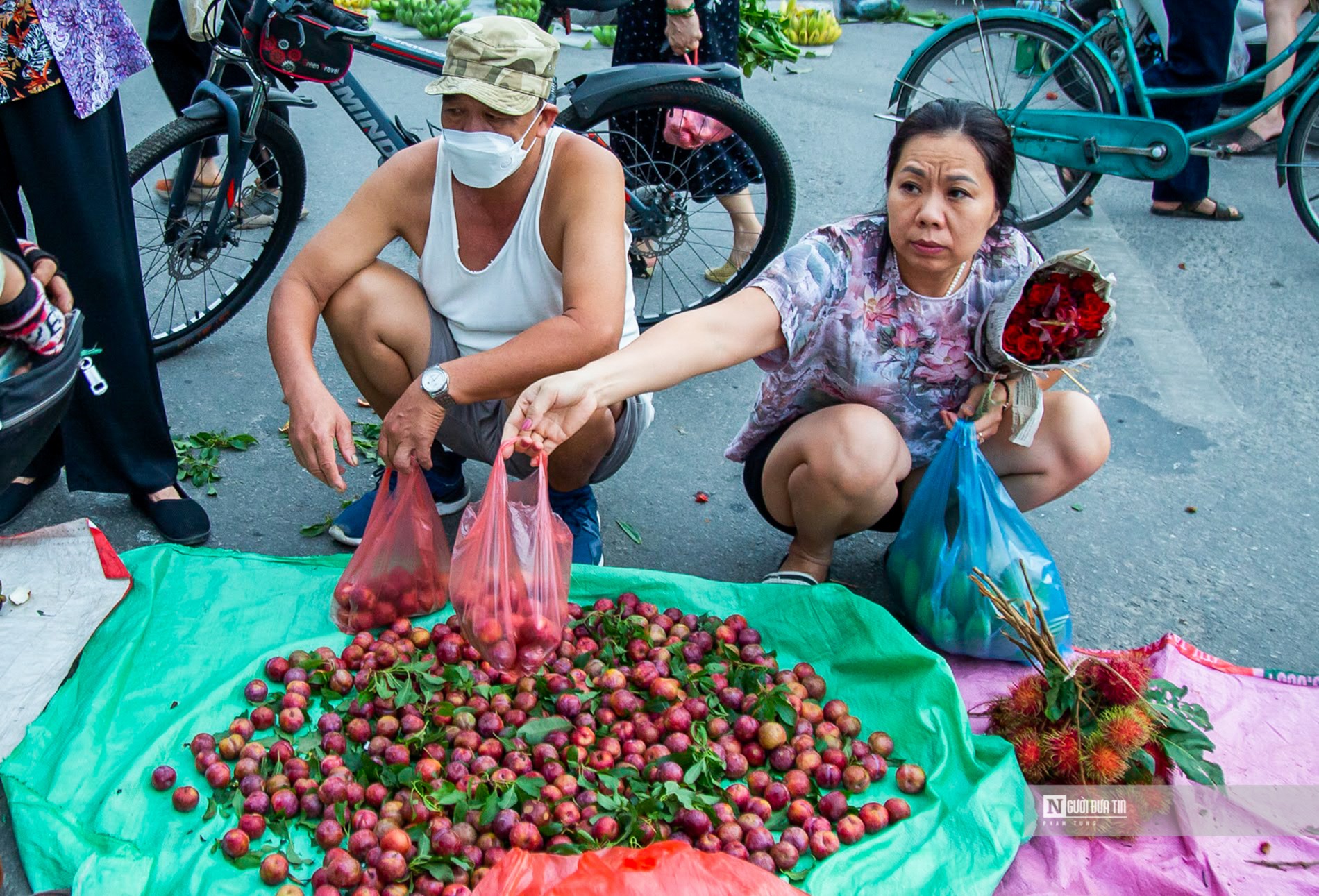 Dân sinh - Rượu nếp, hoa quả đắt hàng dịp Tết Đoan ngọ (Hình 9).