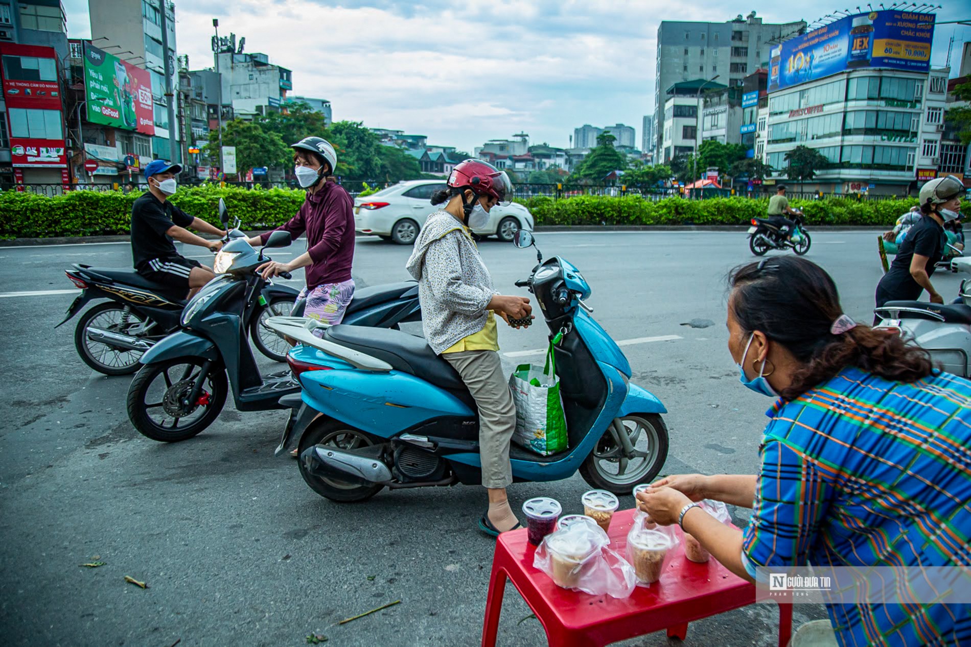 Dân sinh - Rượu nếp, hoa quả đắt hàng dịp Tết Đoan ngọ (Hình 7).