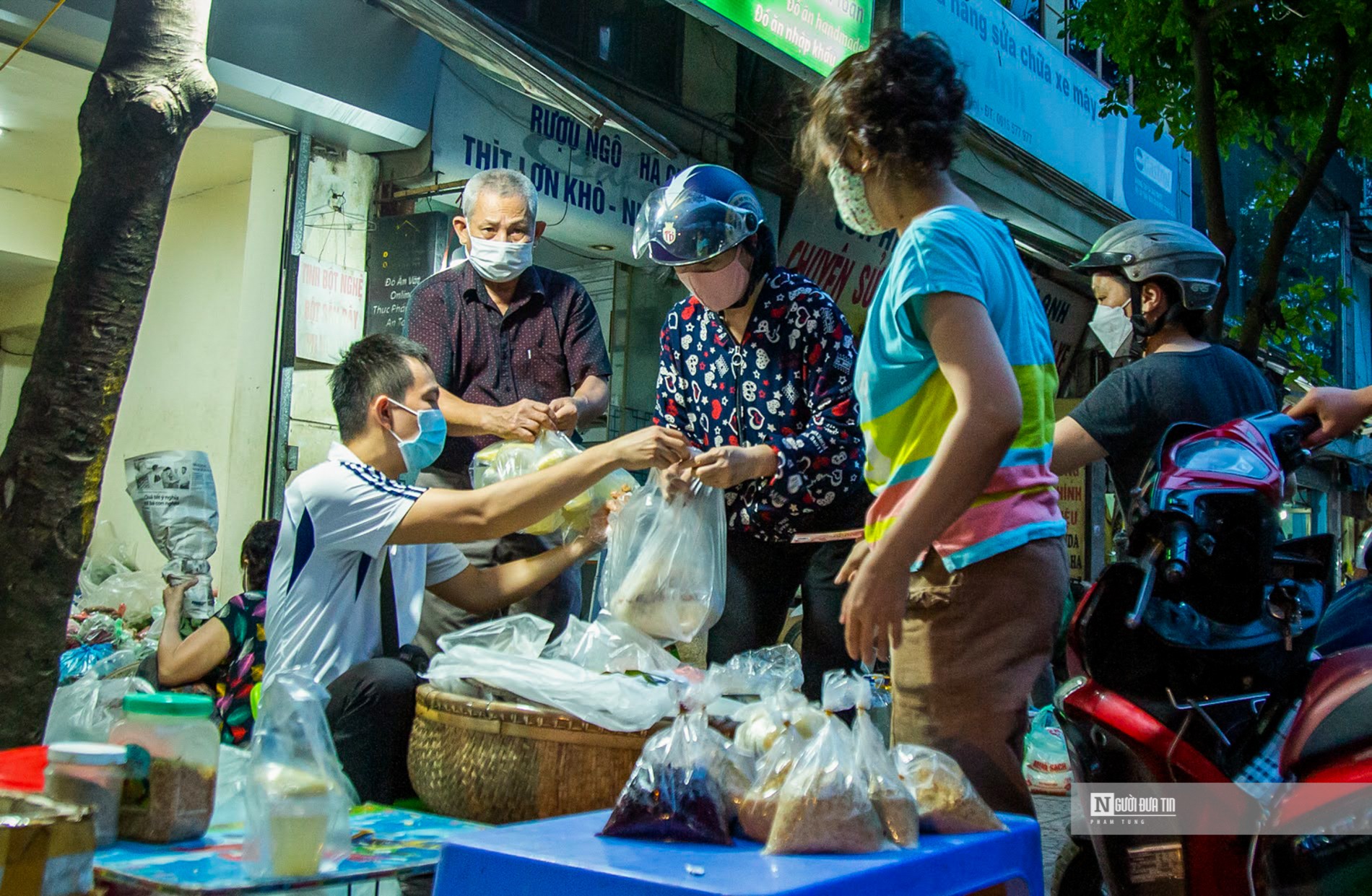 Dân sinh - Rượu nếp, hoa quả đắt hàng dịp Tết Đoan ngọ